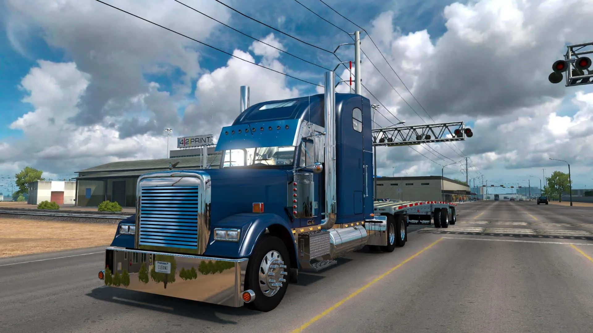 Captura American Truck Simulator – Camion Azul Circulando Por Carretera Bajo Un Cielo Nublado