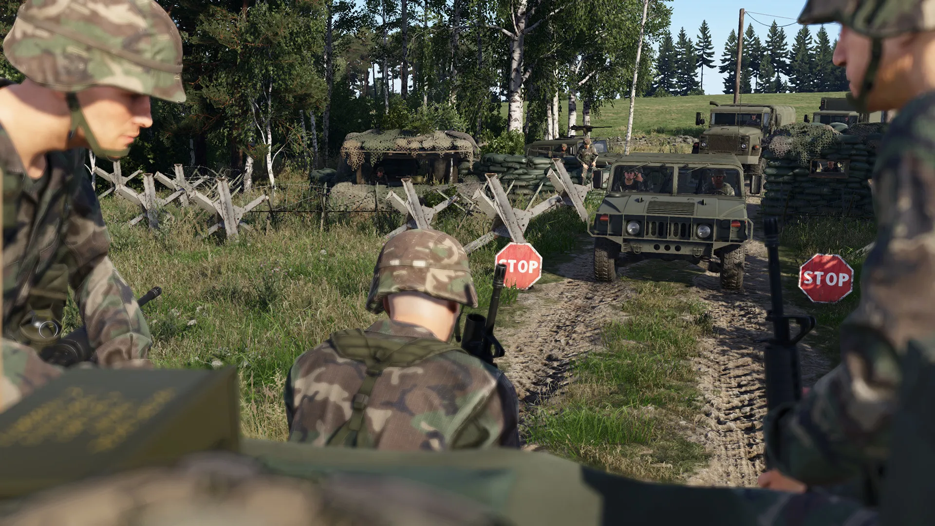 Captura Arma Reforger – Soldados Agachados Entre Vegetacion Observando Vehiculos Militares
