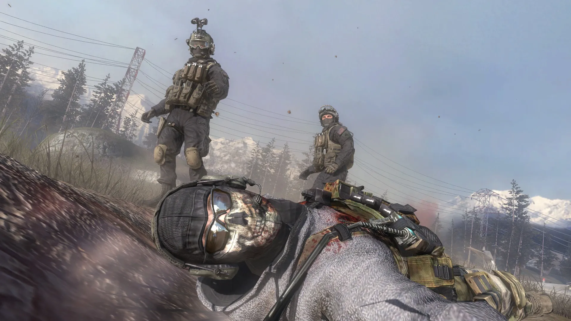 Captura Call Of Duty Modern Warfare 2 Remasterizado – Ghost Herido En El Suelo Observado Por Dos Companeros En Campo Abierto