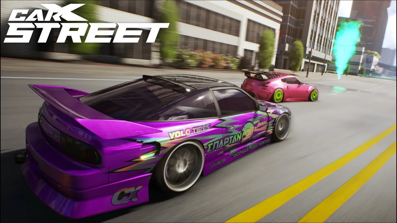 Captura CarX Street – Autos Personalizados En Tonos Morado Y Rosa Corriendo Entre Edificios Con Lineas Amarillas En La Via