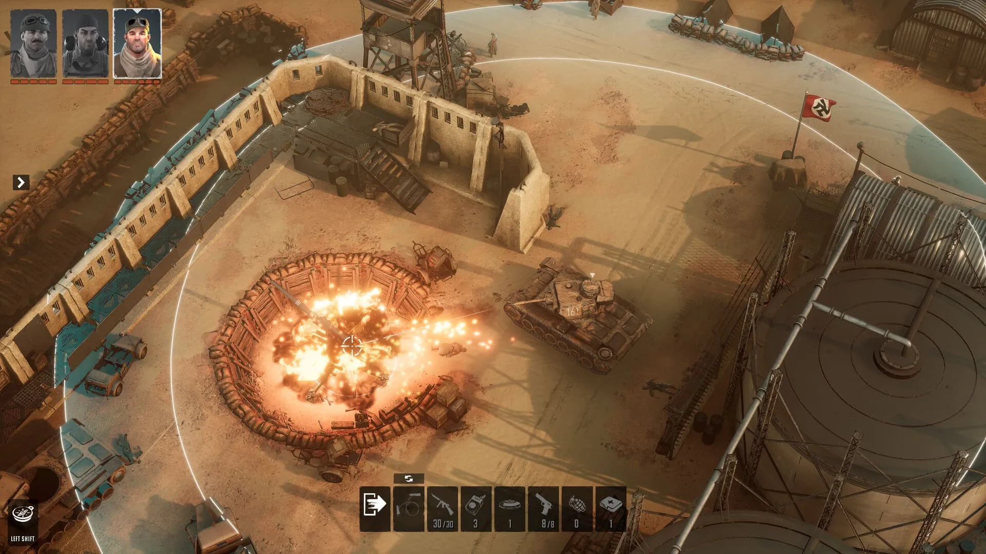 Captura Commandos Origins – Explosion En Una Base Desertica Con Un Tanque Cercano Y Estructuras Fortificadas