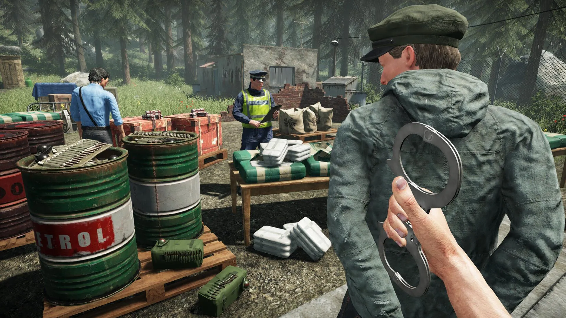 Captura Contraband Police Revision De Mercancia Con Linterna En Mano En Zona Boscosa