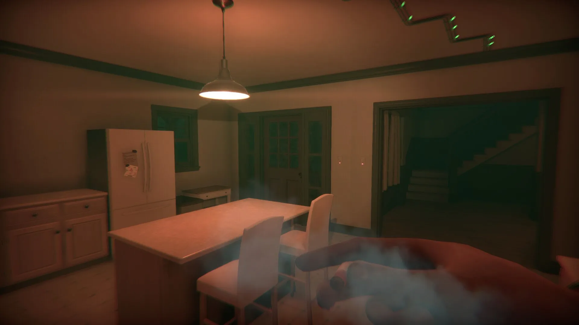 Captura Creepy Shift – Cocina Oscura Con Niebla Flotando Sobre La Mesa