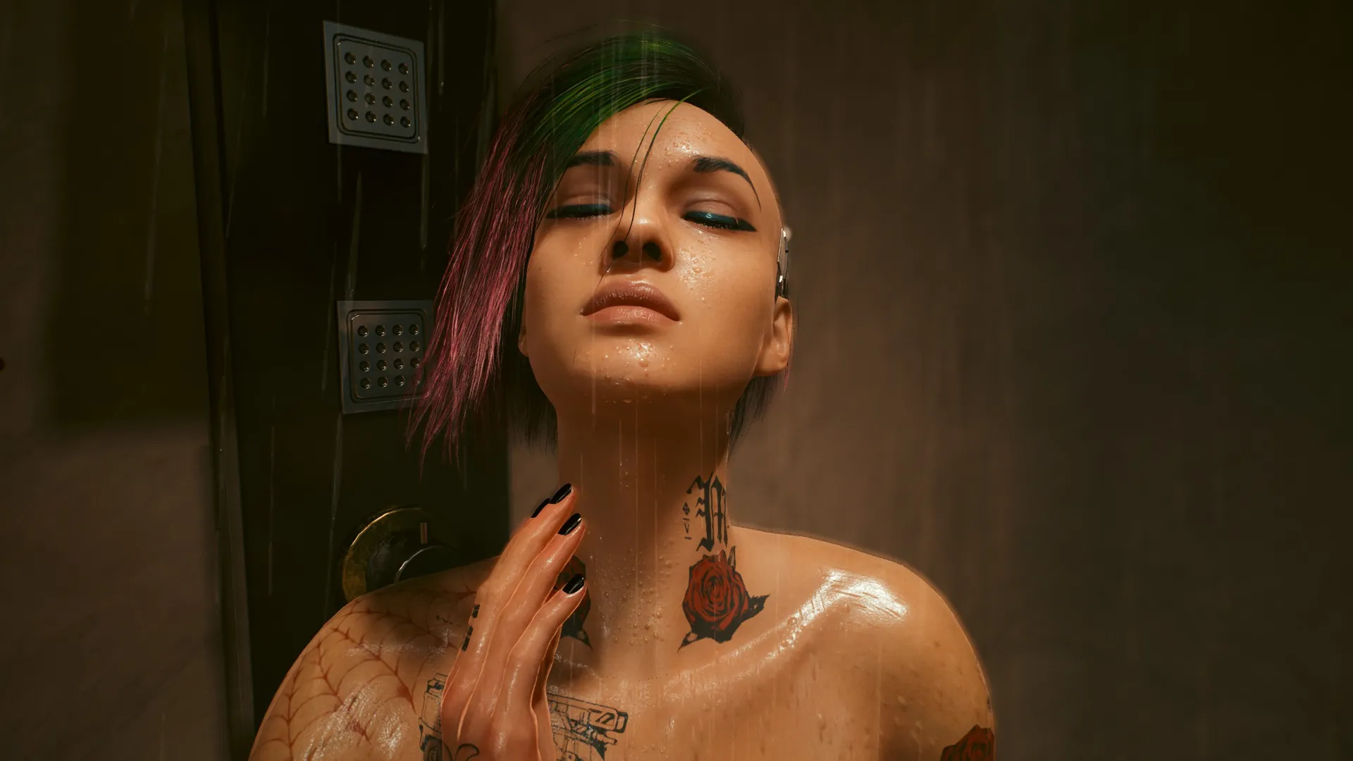 Captura Cyberpunk 2077 – Mujer En La Ducha Con Tatuajes Y Rostro Relajado Bajo El Agua
