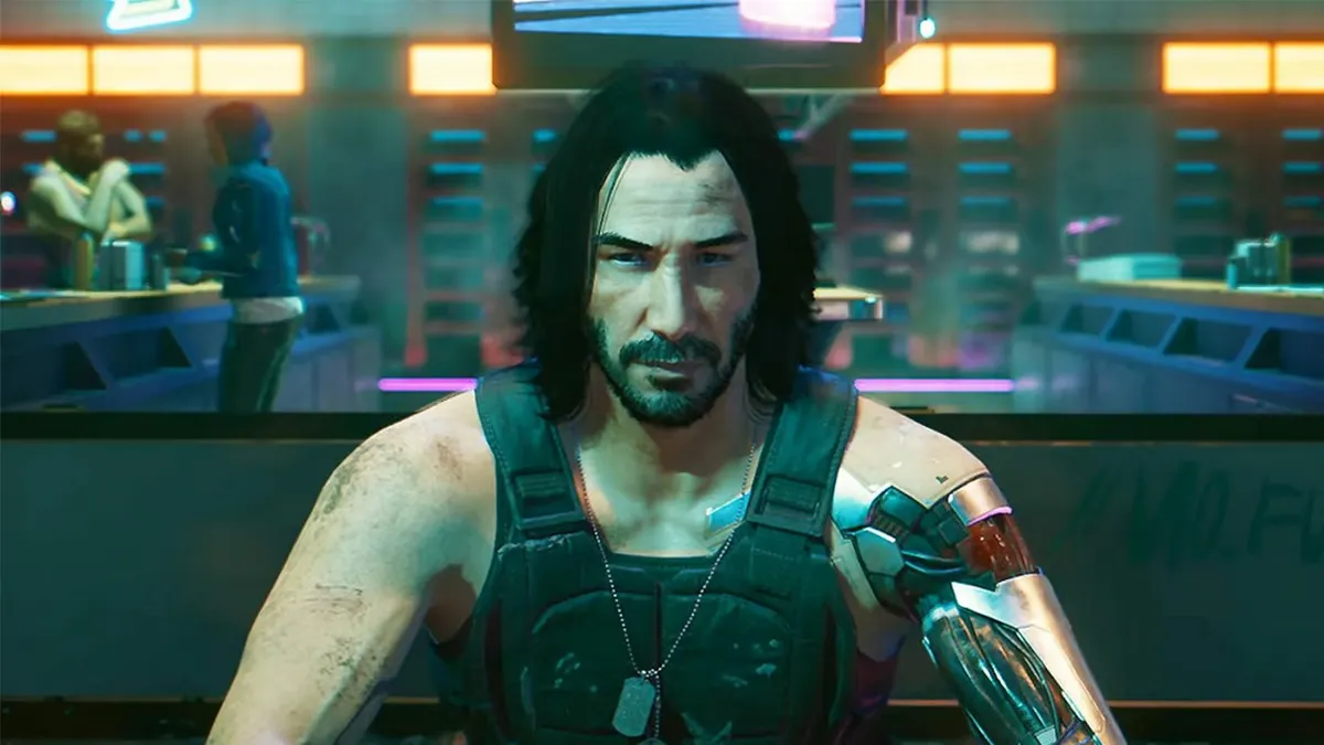 Captura Cyberpunk 2077 – Personaje Con Brazo Metalico Y Expresion Seria Sentado En Un Bar Iluminado