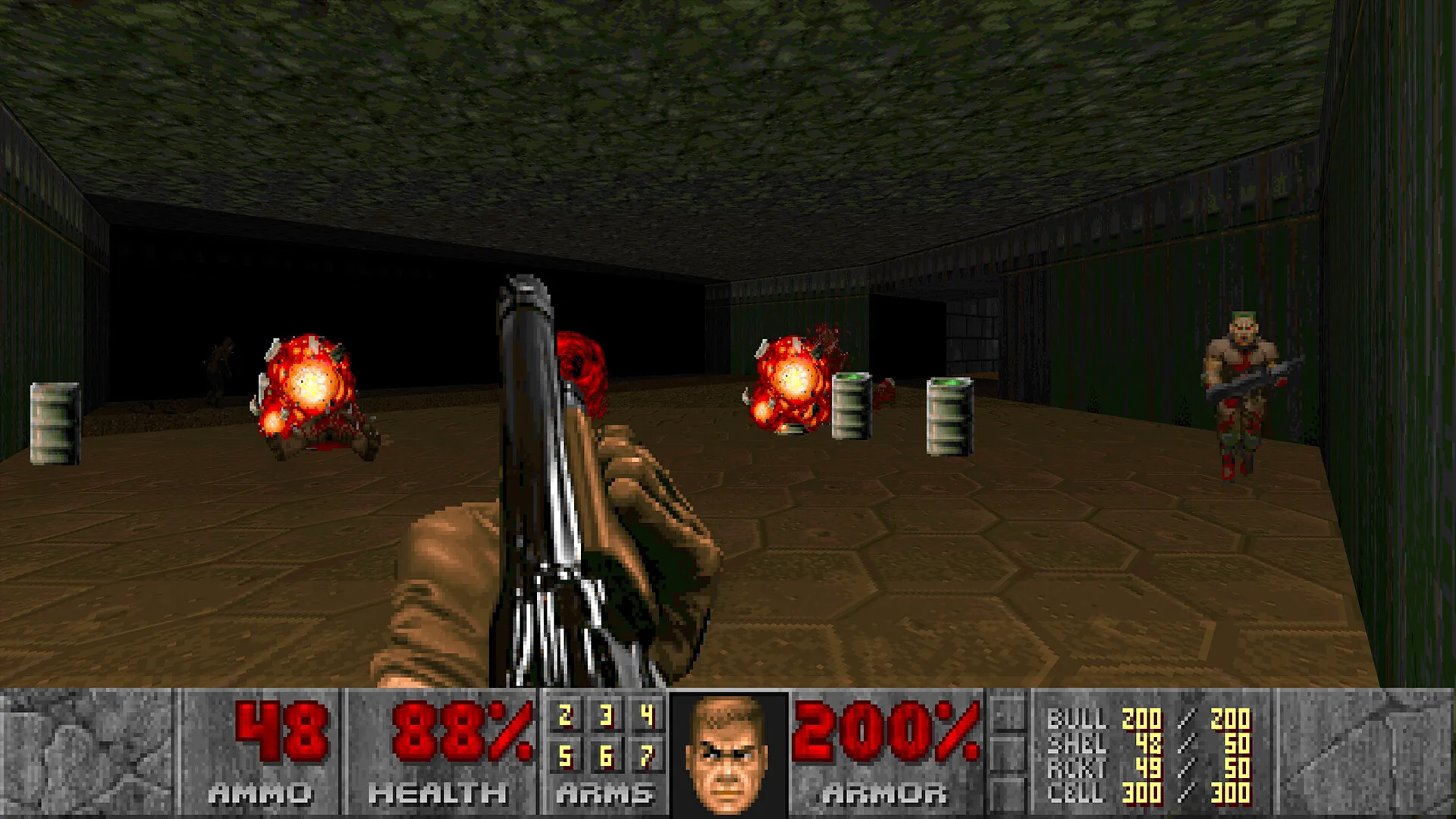 Captura DOOM – Jugador Dispara A Dos Enemigos Flotantes En Un Pasillo Oscuro Con Barriles Explosivos