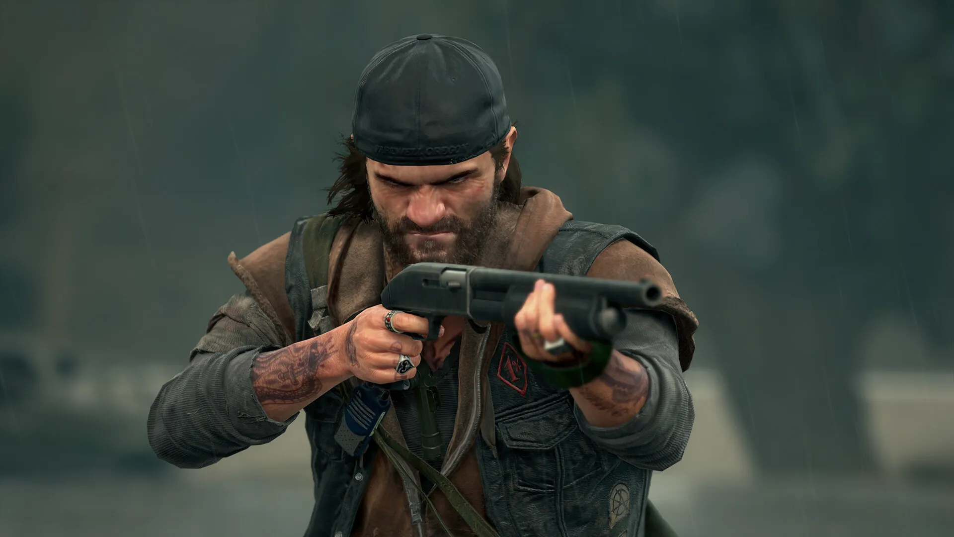 Captura Days Gone Remastered – Primer Plano Del Protagonista Apuntando Con Una Escopeta Bajo La Lluvia