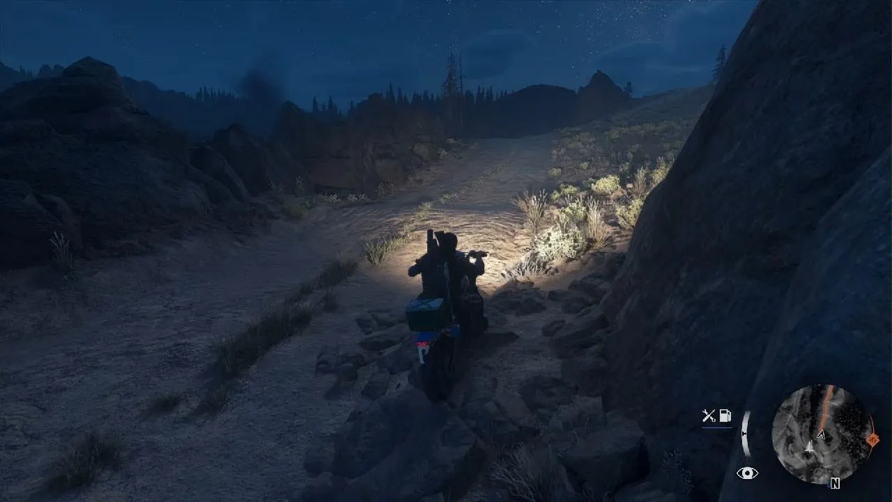 Captura Days Gone Remastered – Trayecto Nocturno En Motocicleta Por Un Camino Rocoso Bajo Las Estrellas