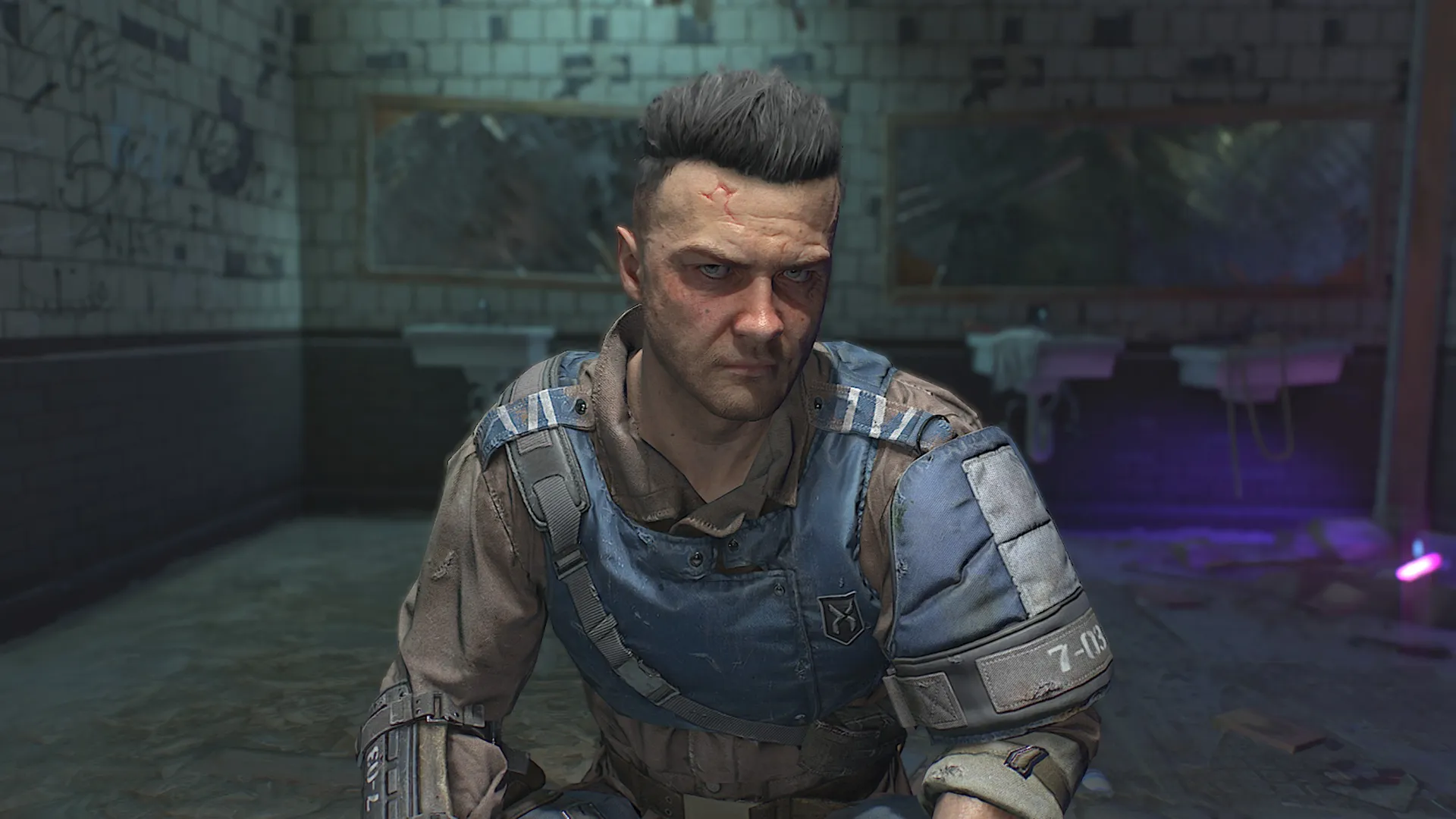 Captura Dying Light 2 Stay Human Primer Plano De Un Personaje Con Armadura Tactica En Un Bano Descuidado