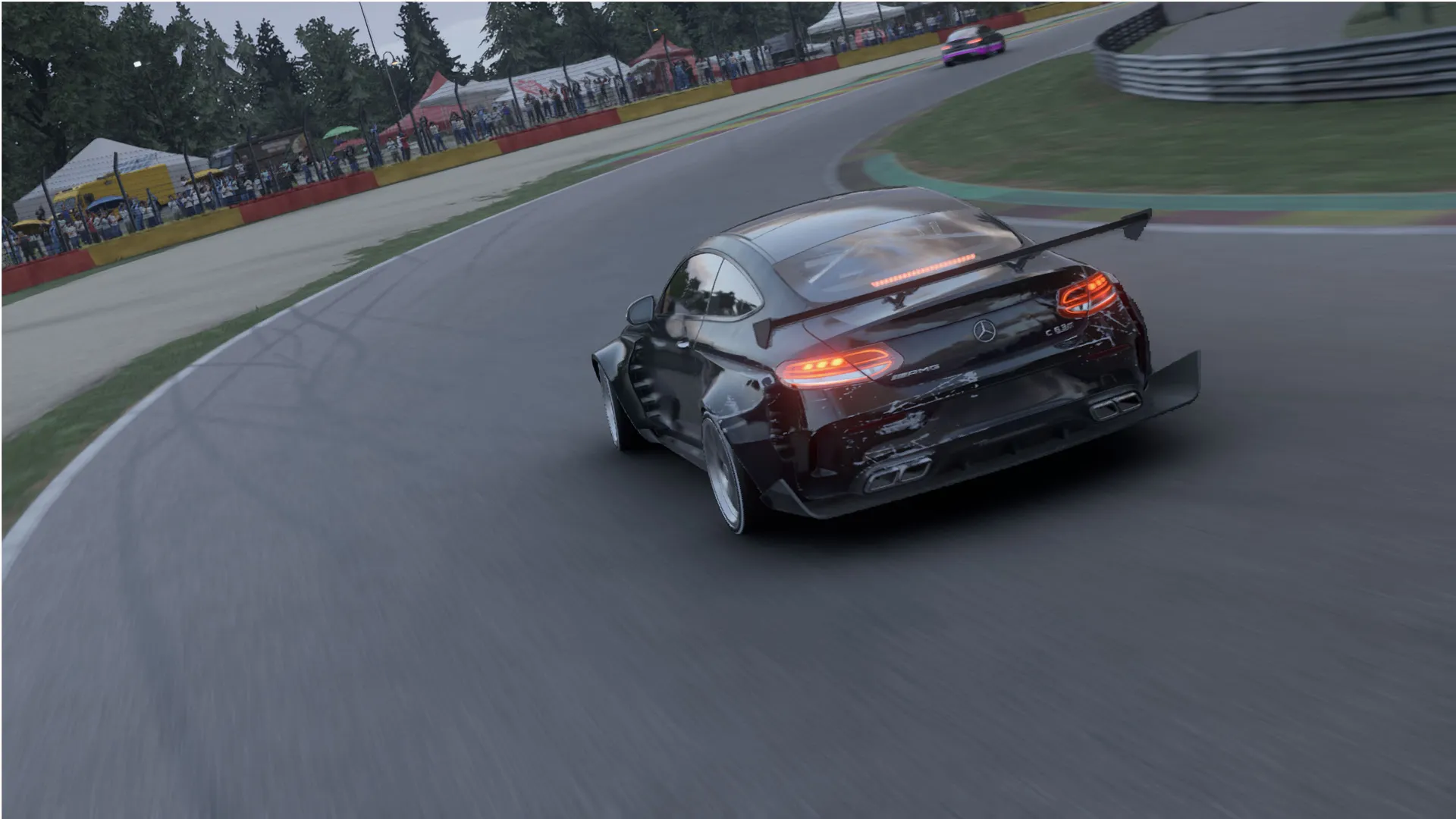 Captura Forza Motorsport Premium Edition – Mercedes AMG Con Danos Visibles Doblando En Una Pista Llena De Publico