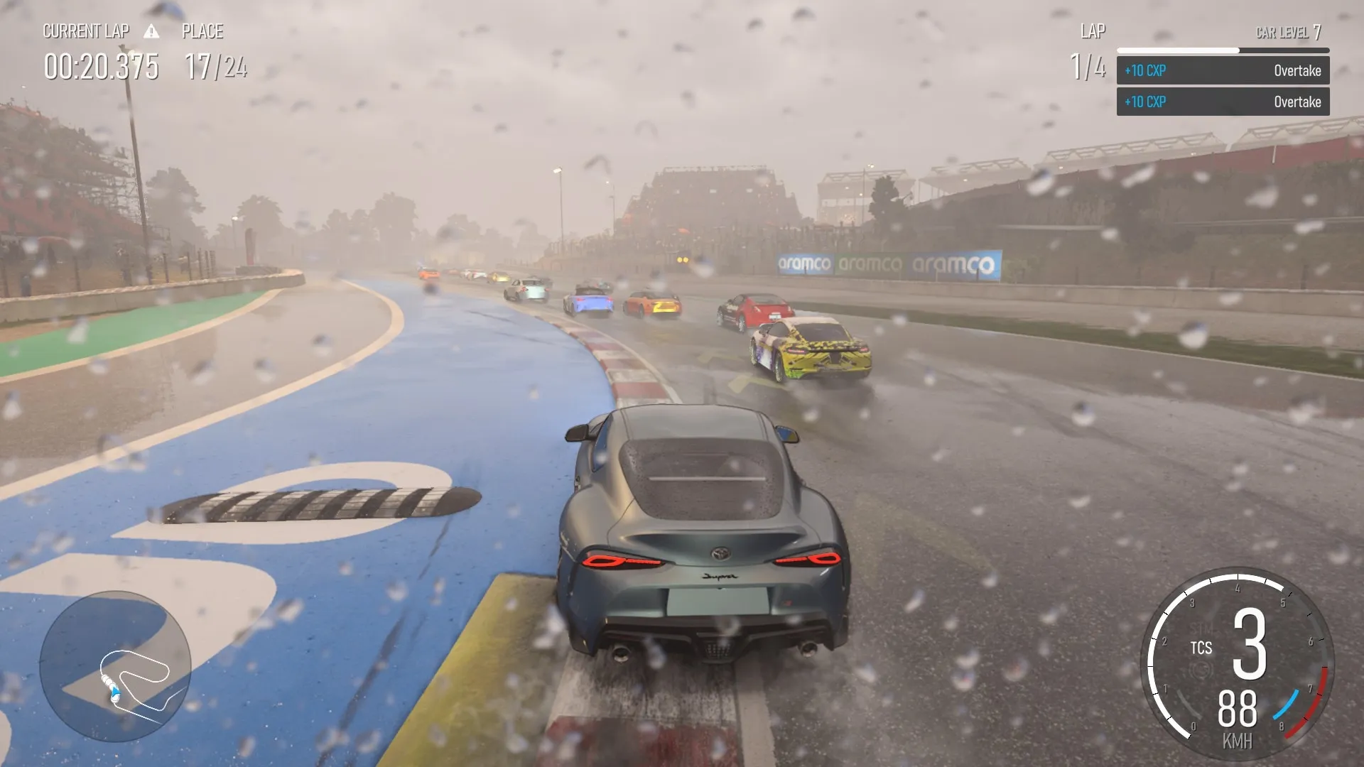 Captura Forza Motorsport Premium Edition – Toyota Supra Toma Una Curva En Lluvia Intensa Con Varios Autos Al Frente