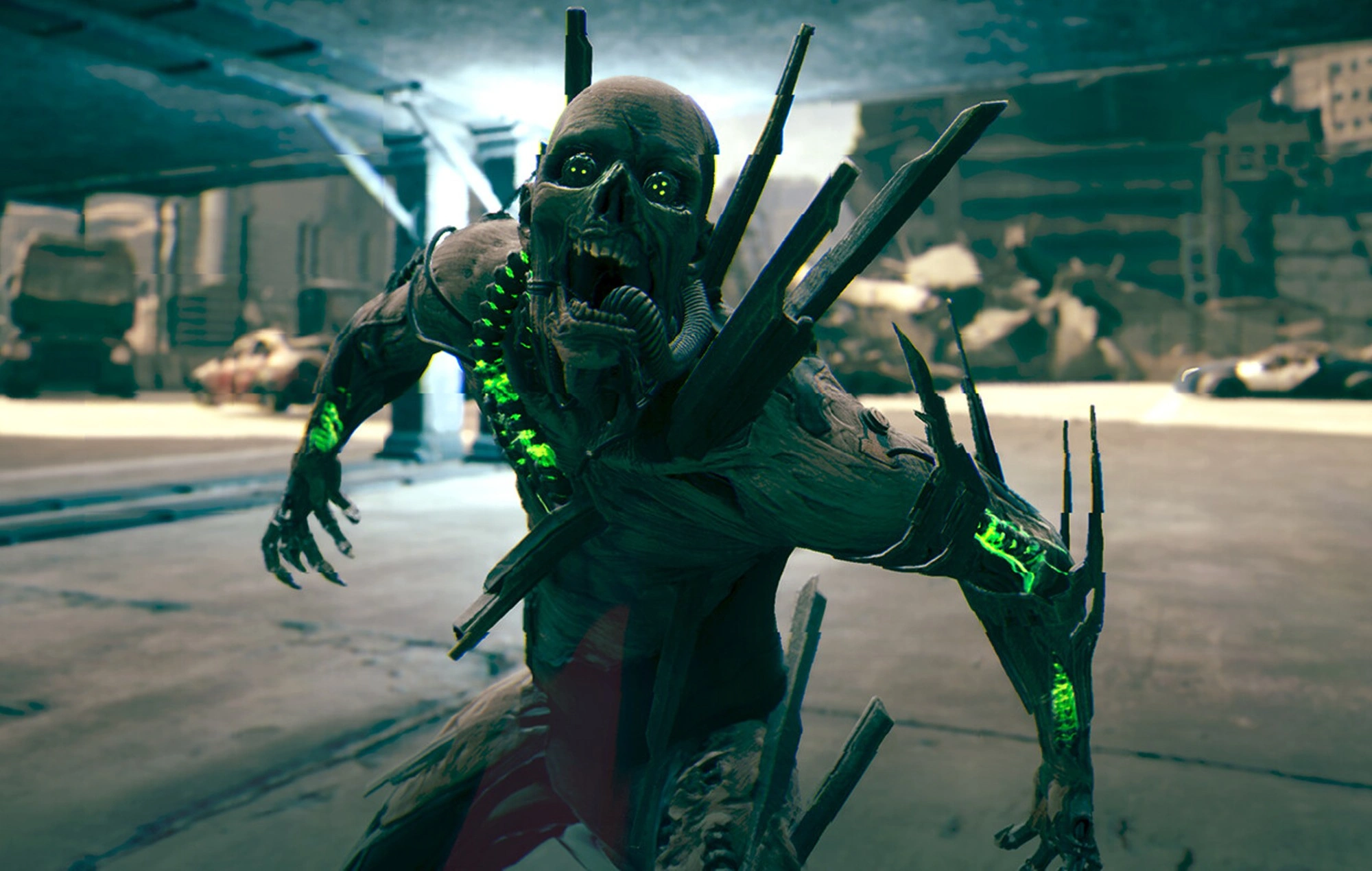 Captura Ghostrunner II – Enemigo Esqueletico Con Brazos Biomecanicos Y Cables Verdes Avanza Hacia La Camara En Un Entorno Devastado