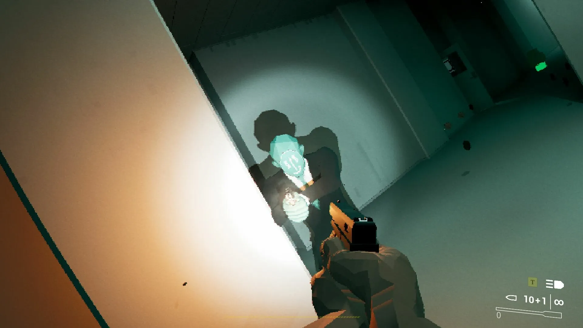 Captura HOLE Enfrentamiento Armado En Pasillo Blanco Con Iluminacion Tenue