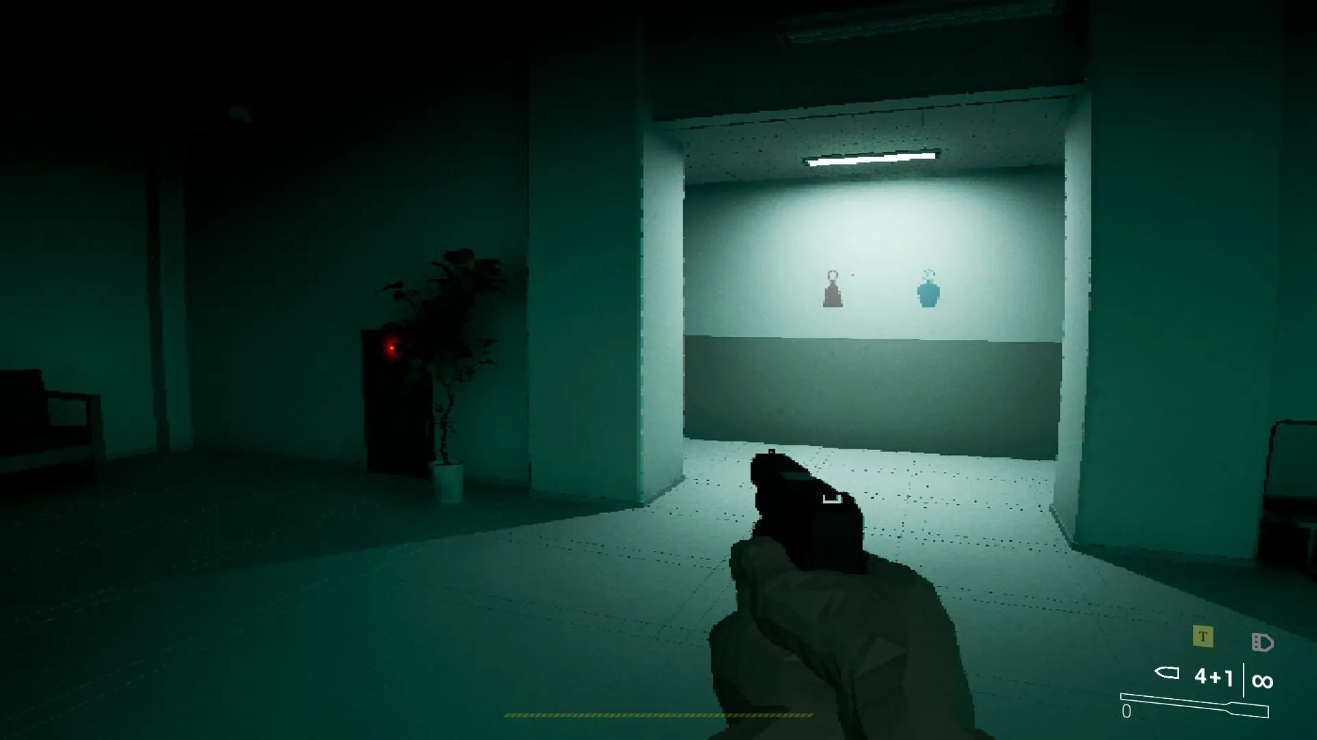 Captura HOLE Jugador Apunta En Un Cuarto Oscuro Con Objetivos Al Fondo