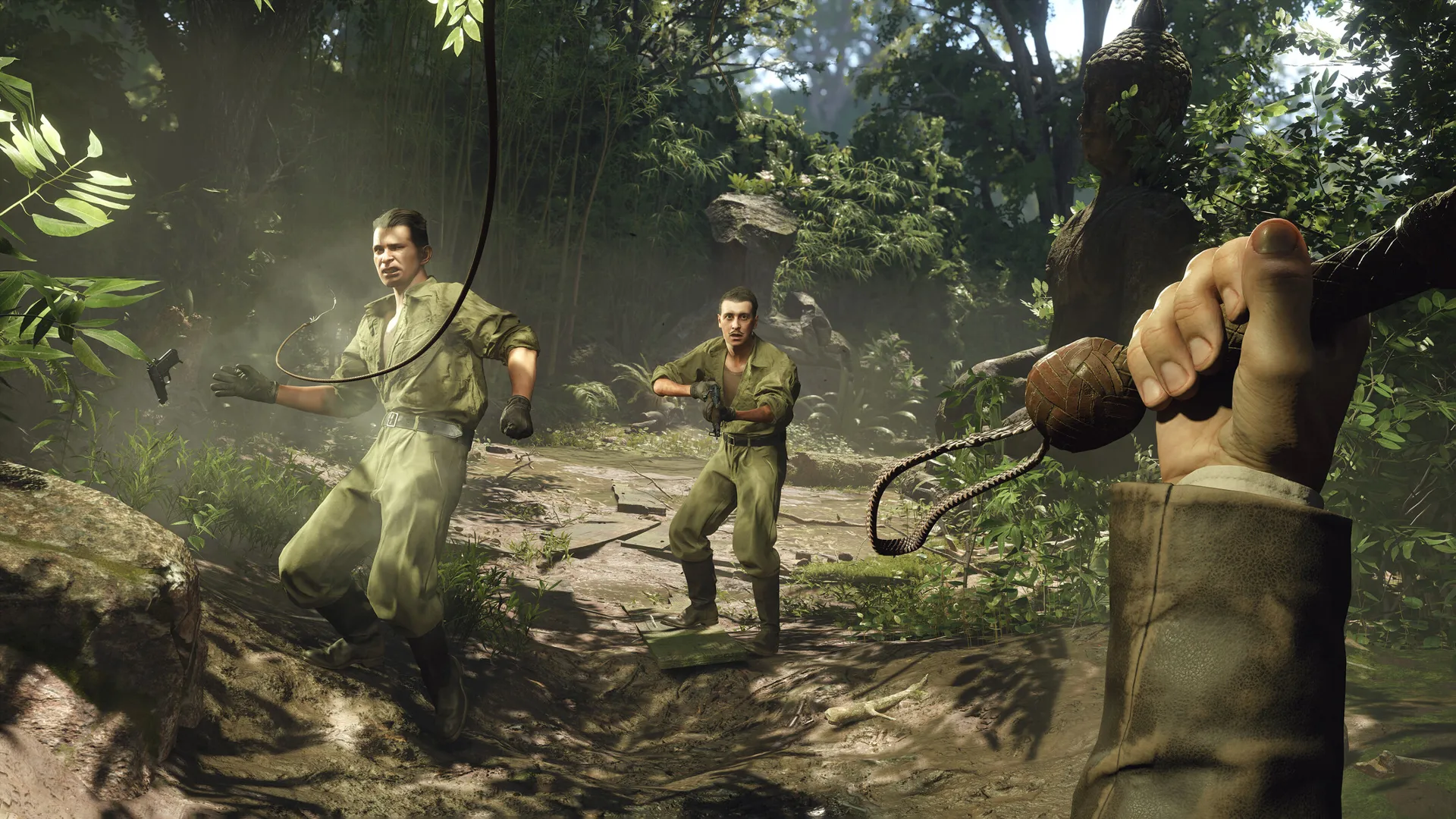 Captura Indiana Jones And The Great Circle – Mano En Primer Plano Empuna Un Latigo Mientras Dos Soldados Se Acercan En Una Selva