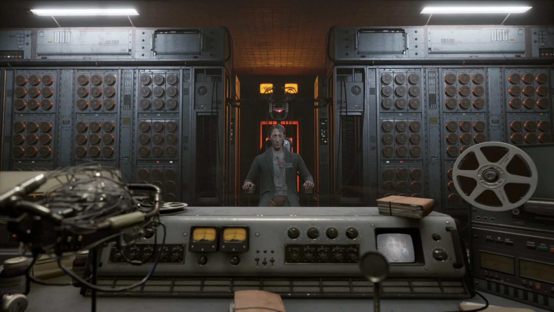 Captura KARMA The Dark World Hombre Sentado Frente A Una Consola En Una Sala Llena De Equipos