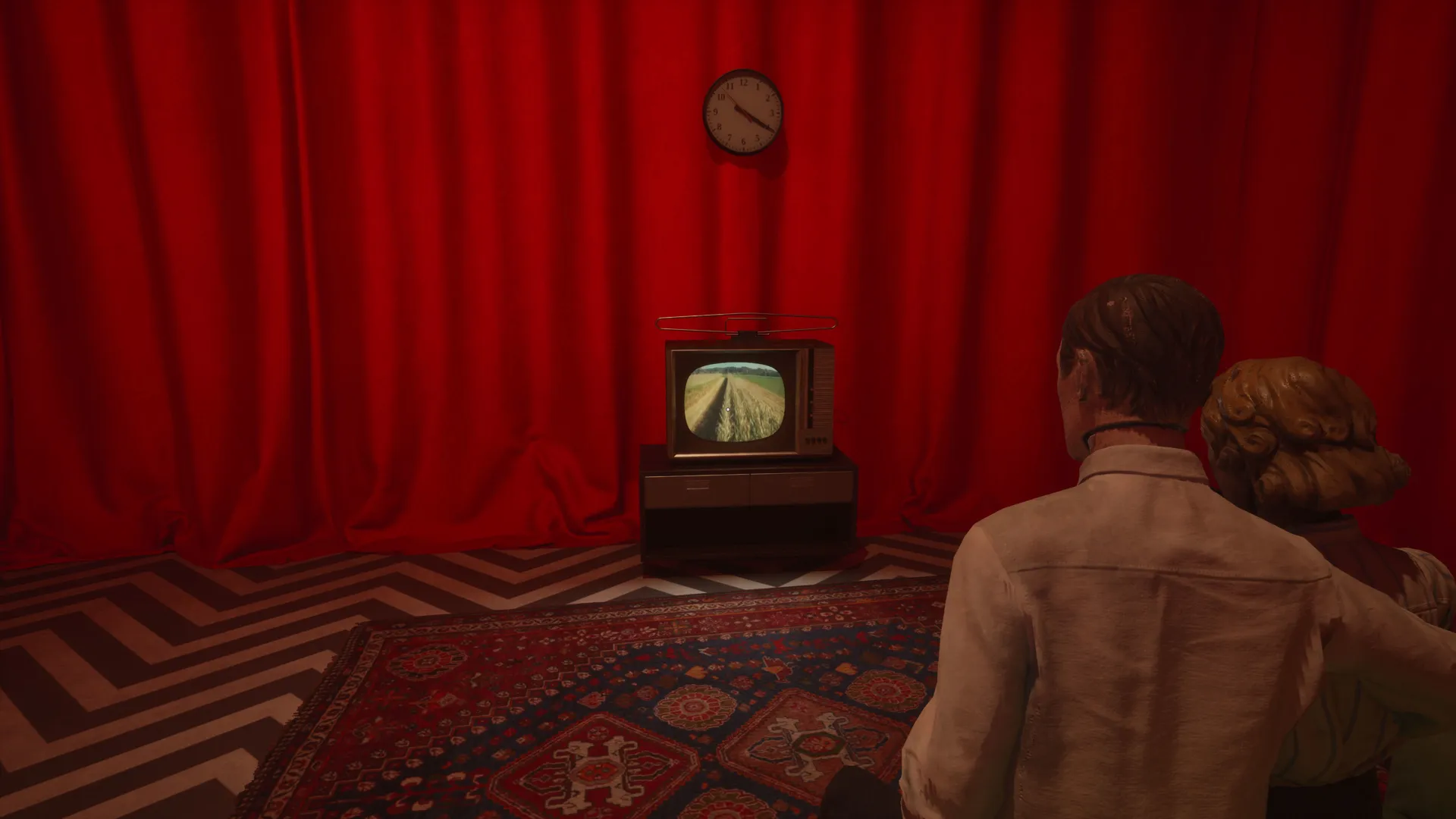 Captura KARMA The Dark World Pareja De Figuras Mirando Un Televisor Con Cortinas Rojas De Fondo