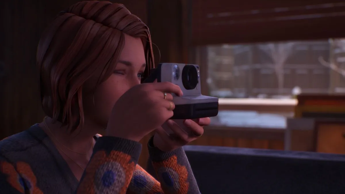 Captura Life Is Strange Double Exposure Chica Pelirroja Tomando Una Foto Con Una Camara Instantanea