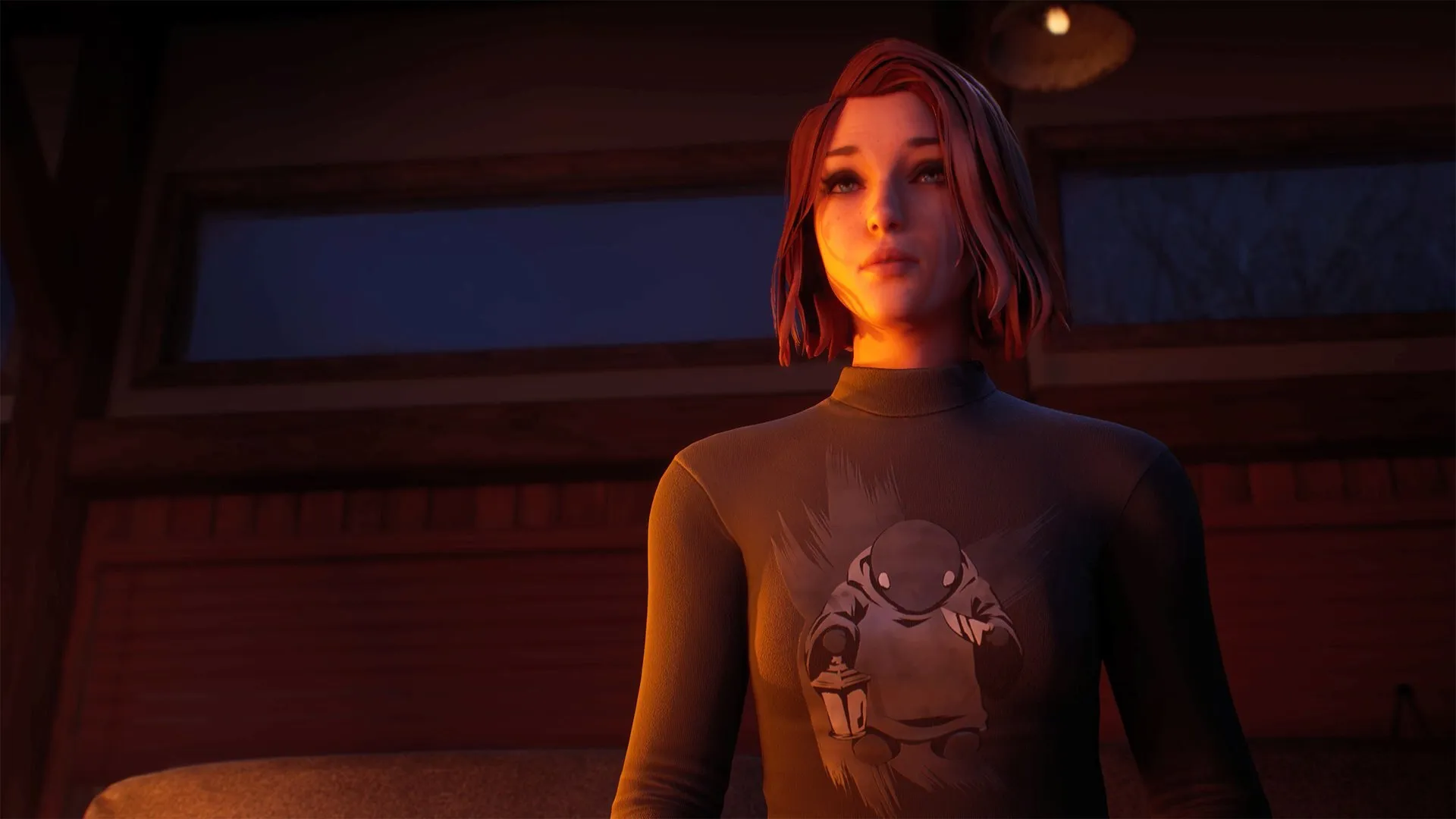 Captura Life Is Strange Double Exposure Protagonista Pelirroja De Pie Bajo Luz Calida En Una Cabana