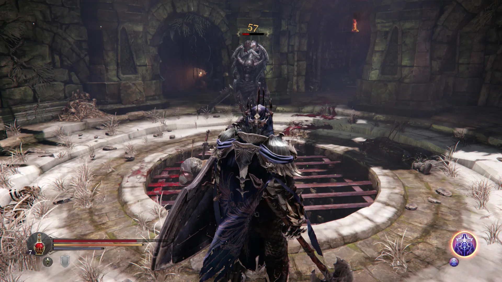 Captura Lords Of The Fallen – Combate En Una Sala Circular Con Un Caballero Enfrentando A Una Criatura Frente A Una Reja Ensangrentada