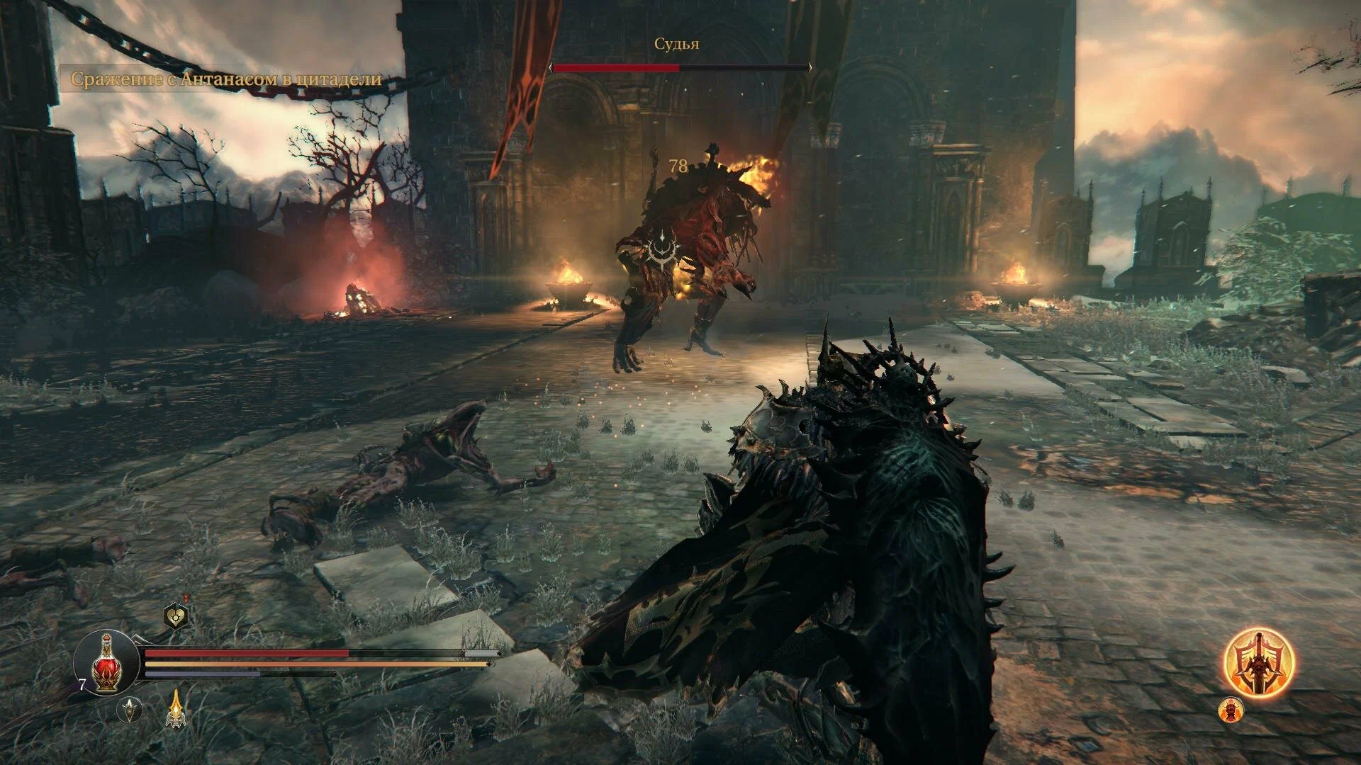 Captura Lords Of The Fallen – Guerrero Se Enfrenta A Una Criatura Demoniaca En Un Patio En Ruinas Iluminado Por Fuego