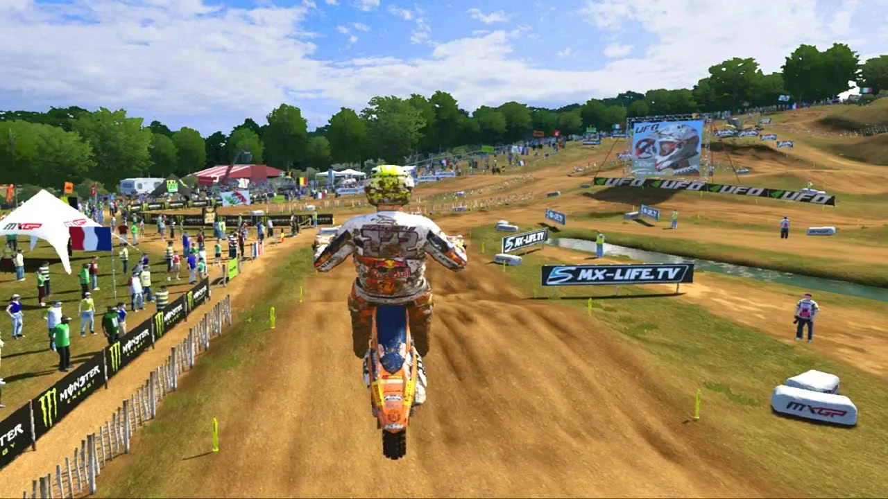 Captura MXGP 2024 Motociclista En El Aire En Medio De Una Pista Con Vallas Publicitarias Y Espectadores