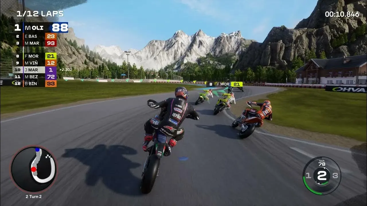 Captura MotoGP 25 Competencia Entre Varios Corredores En Un Circuito Rodeado De Montanas Con Los Nombres Destacados En Pantalla