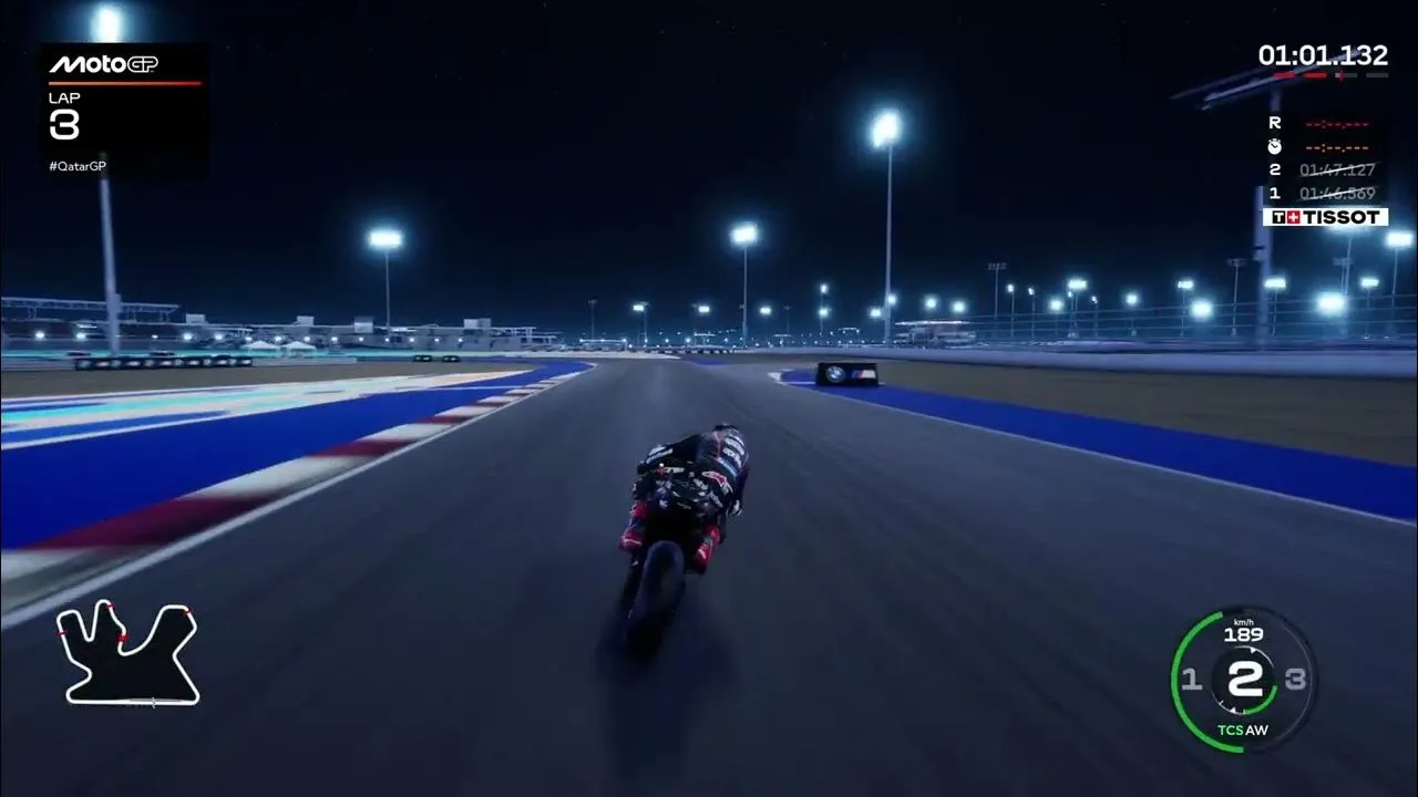 Captura MotoGP 25 Una Motocicleta Acelera De Noche En El Circuito De Qatar Con Iluminacion Artificial Y Datos En Pantalla