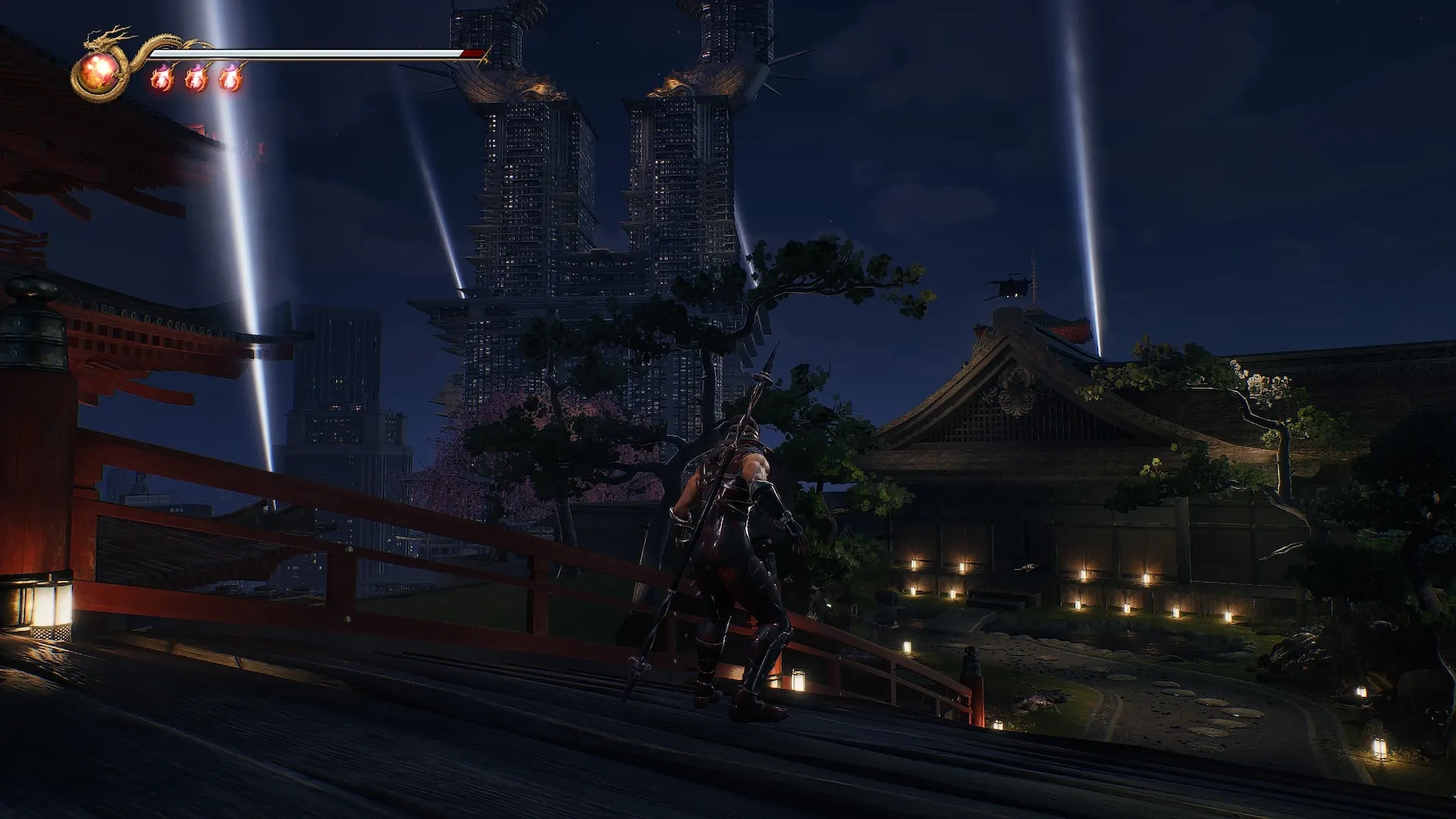 Captura NINJA GAIDEN 2 Black – Ryu Observa Desde Un Puente Con Templos Iluminados Y Torres Futuristas Al Fondo