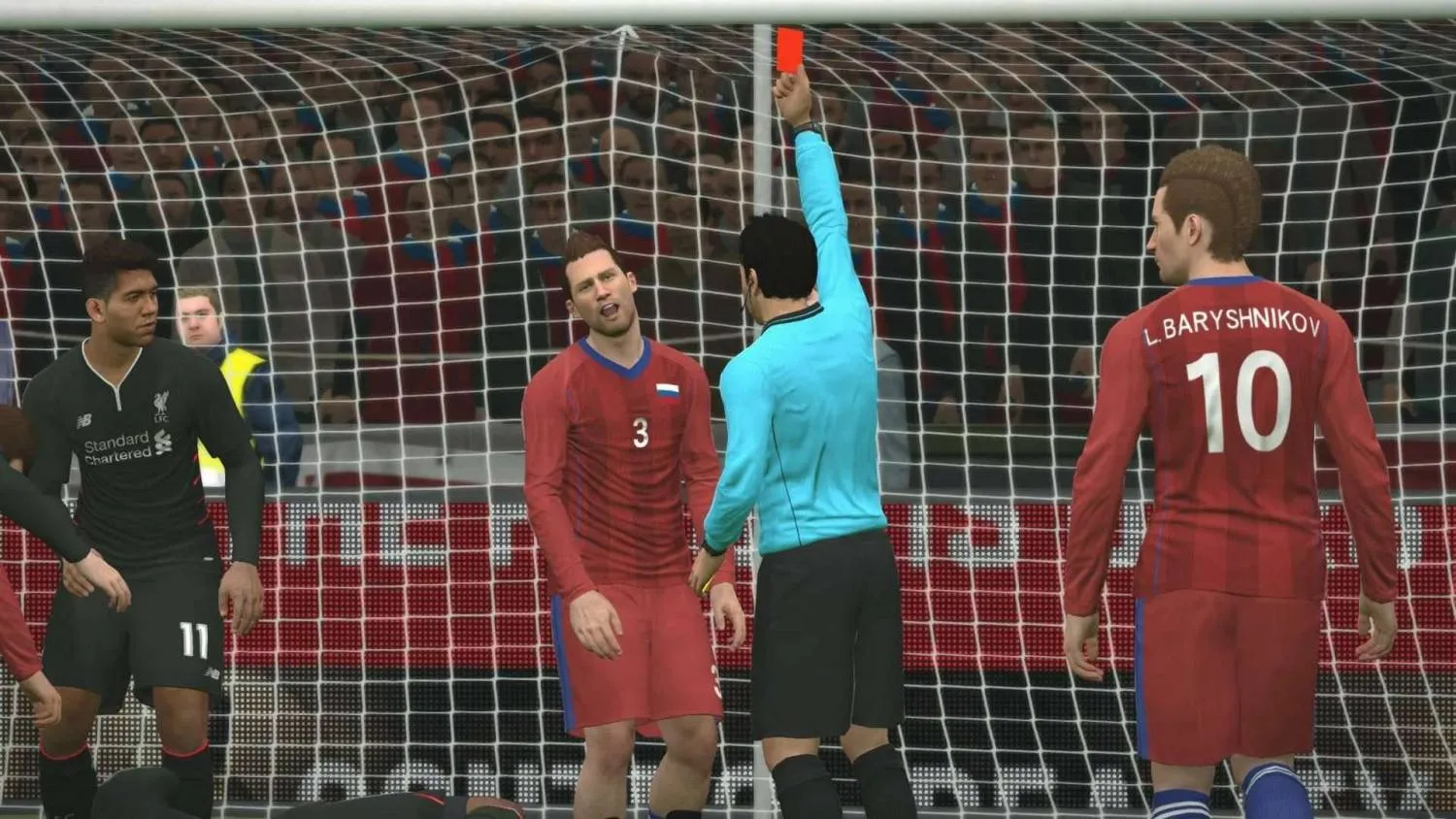 Captura PES 2017 – Gol En Puerta Con Arbitro Levantando El Brazo Junto Al Portero