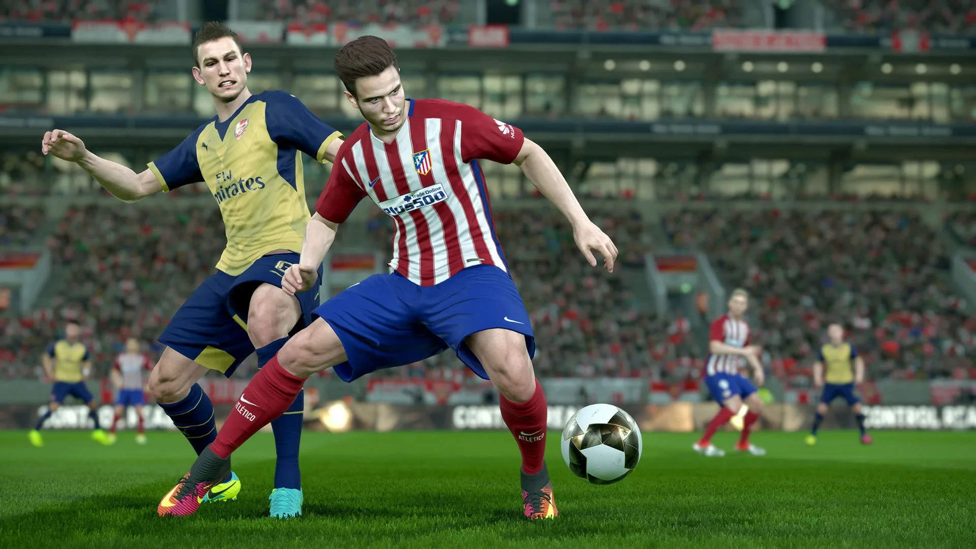 Captura PES 2017 – Jugador Defendiendo El Balon Con Dos Oponentes En La Cancha