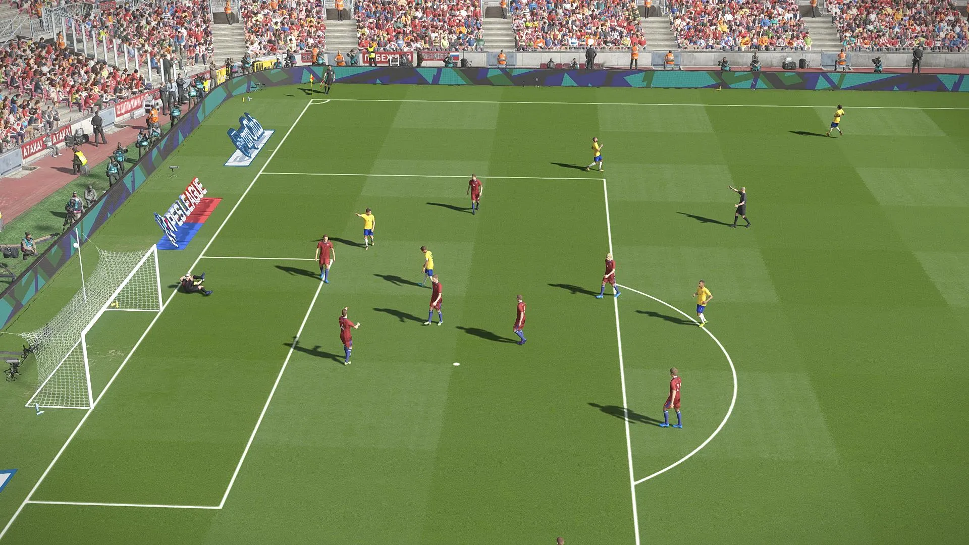 Captura PES 2018 Jugada Aerea En El Area Chica Con Varios Jugadores Saltando Por El Balon