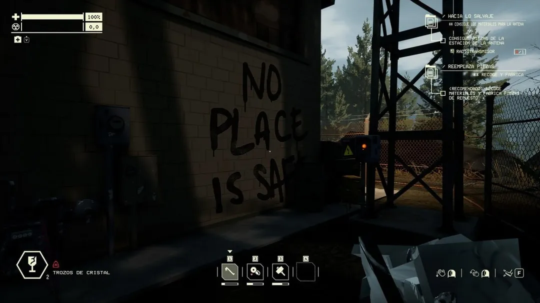 Captura Pacific Drive Deluxe Edition – Mensaje En Una Pared Dice No Place Is Safe Junto A Una Estructura Metalica Al Atardecer