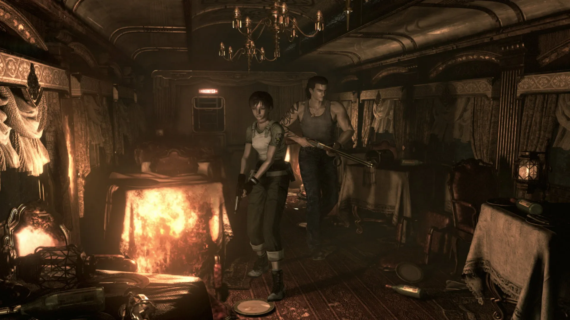 Captura Resident Evil 0 HD Remaster Ambos Protagonistas Recorren Un Vagon Lujoso Con Mobiliario Volcado Y Fuego Visible