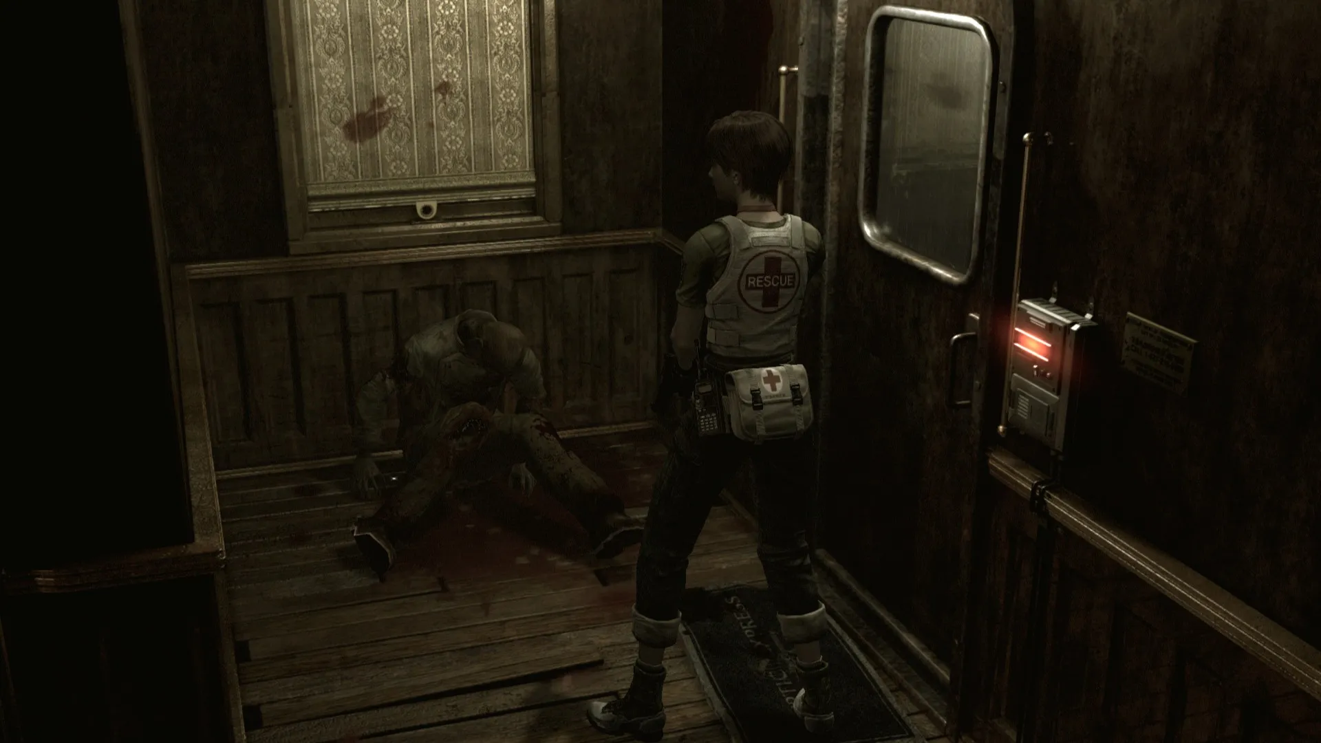 Captura Resident Evil 0 HD Remaster Rebecca Encuentra Un Cadaver Sangriento En Un Pequeno Ascensor De Madera Mientras Examina Un Panel De Control