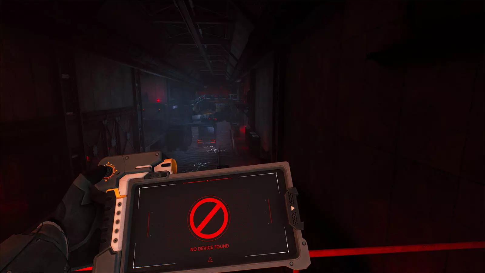 Captura SCP Fragmented Minds Jugador Sostiene Dispositivo Con Simbolo De Error En Tunel Oscuro