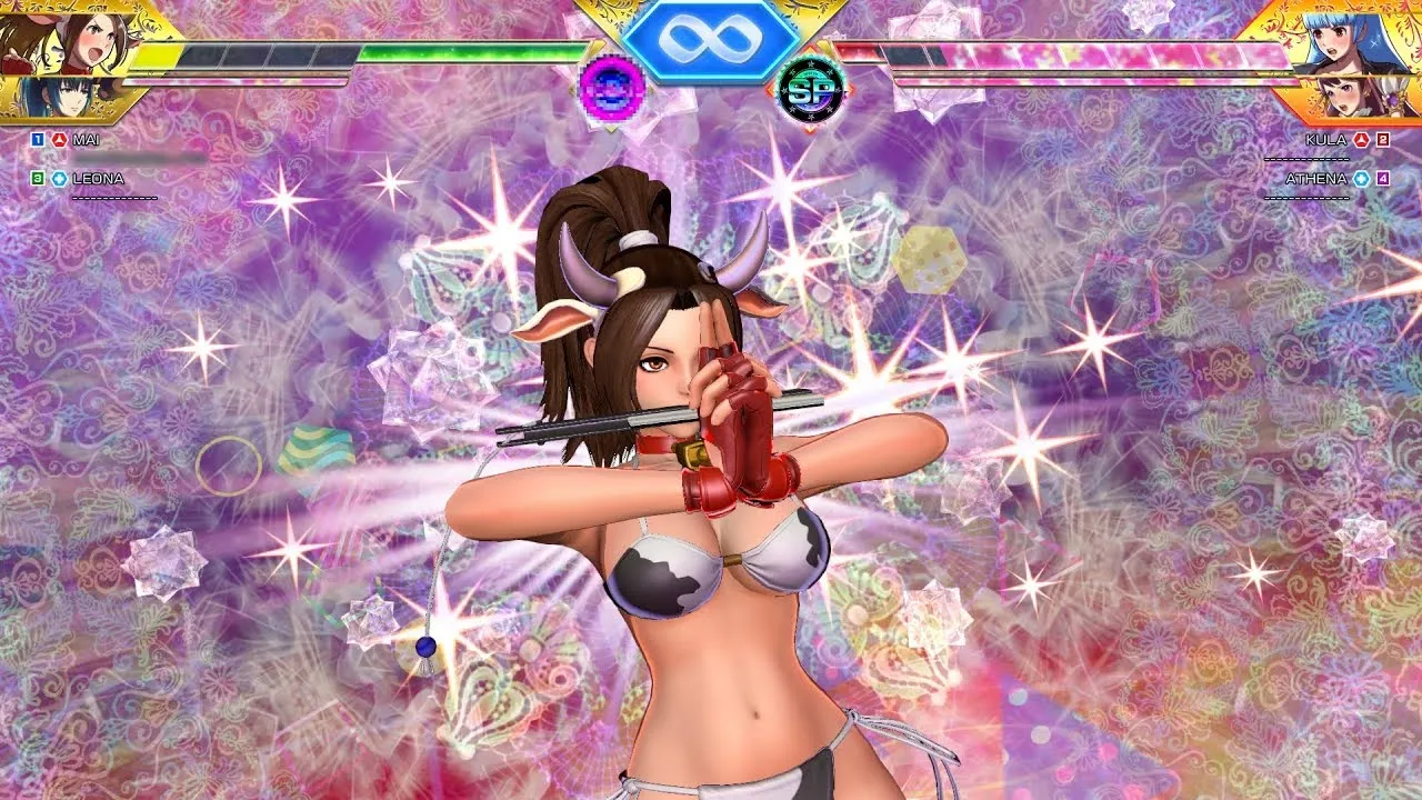 Captura SNK Heroines Tag Team Frenzy – Mai En Traje De Vaca Realiza Un Gesto Especial Con Fondo Rosado