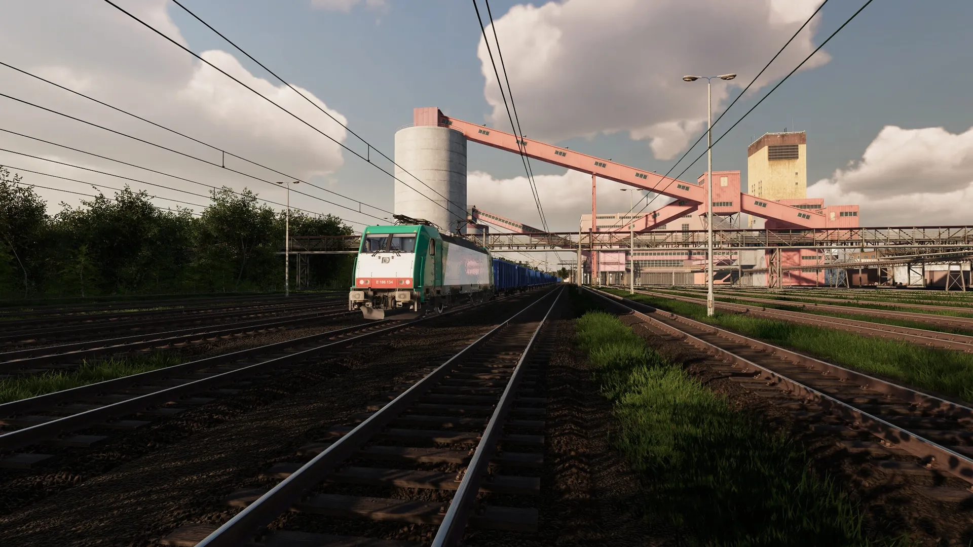 Captura SimRail The Railway Simulator – Vagon De Carga Junto A Gruas Industriales En Zona Ferroviaria