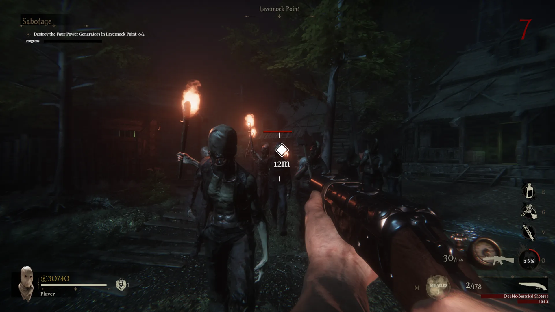 Captura Sker Ritual – Jugador Apuntando Con Antorchas Al Fondo En Un Ambiente Rural Nocturno