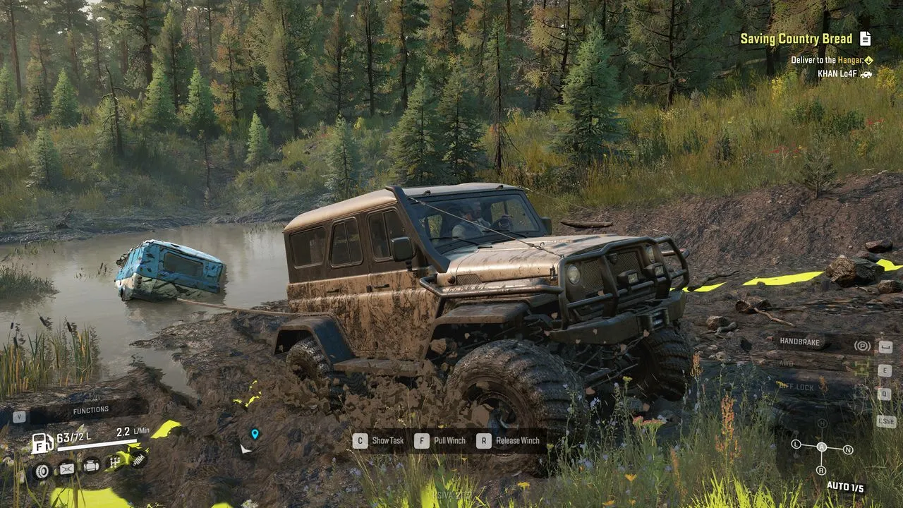 Captura SnowRunner – Jeep Atascado En El Lodo Con Otro Vehiculo Volcado Al Fondo En Un Pantano