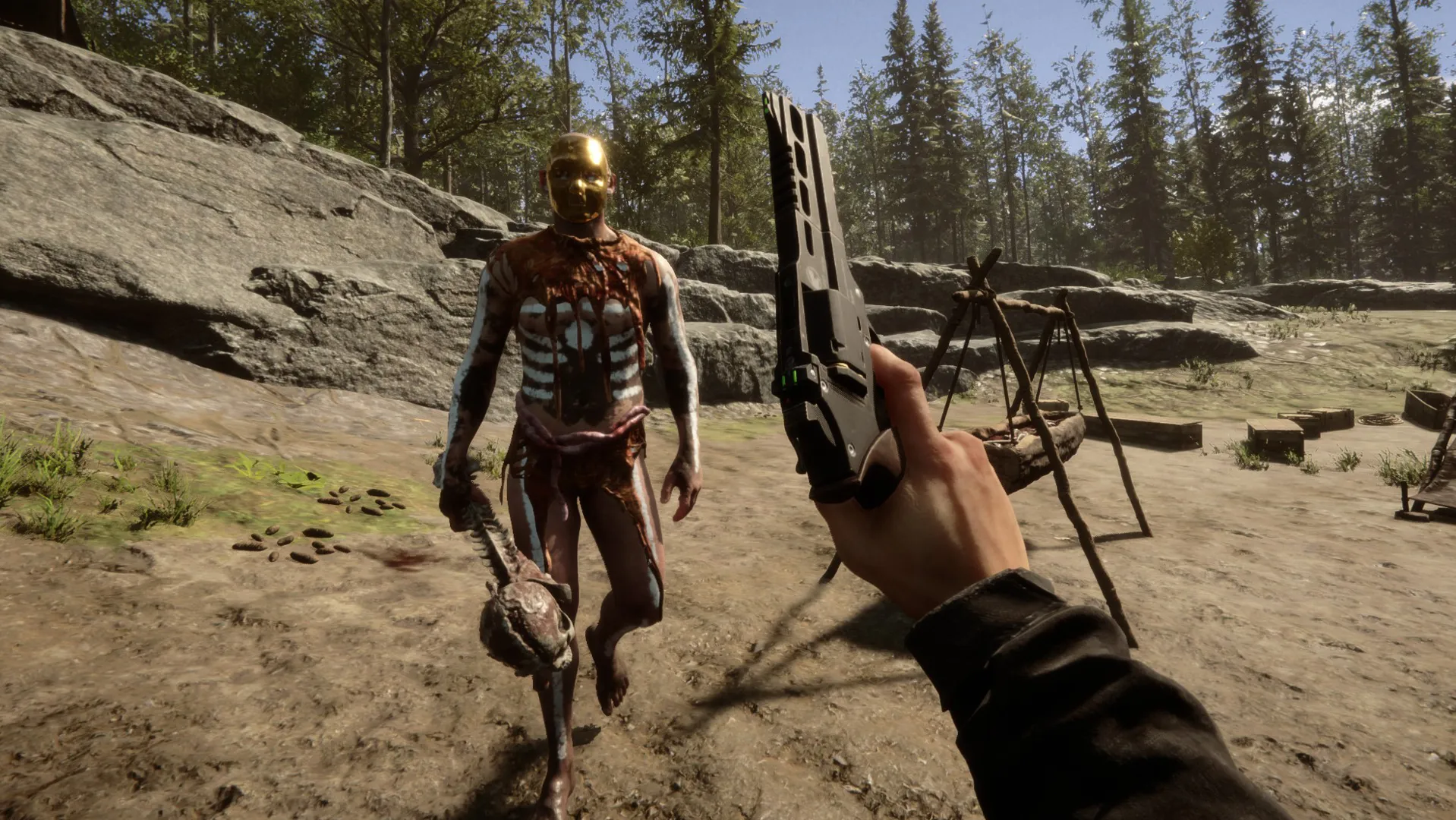 Captura Sons Of The Forest – Personaje Armado Apuntando A Un Enemigo Con Armadura Improvisada En Un Claro