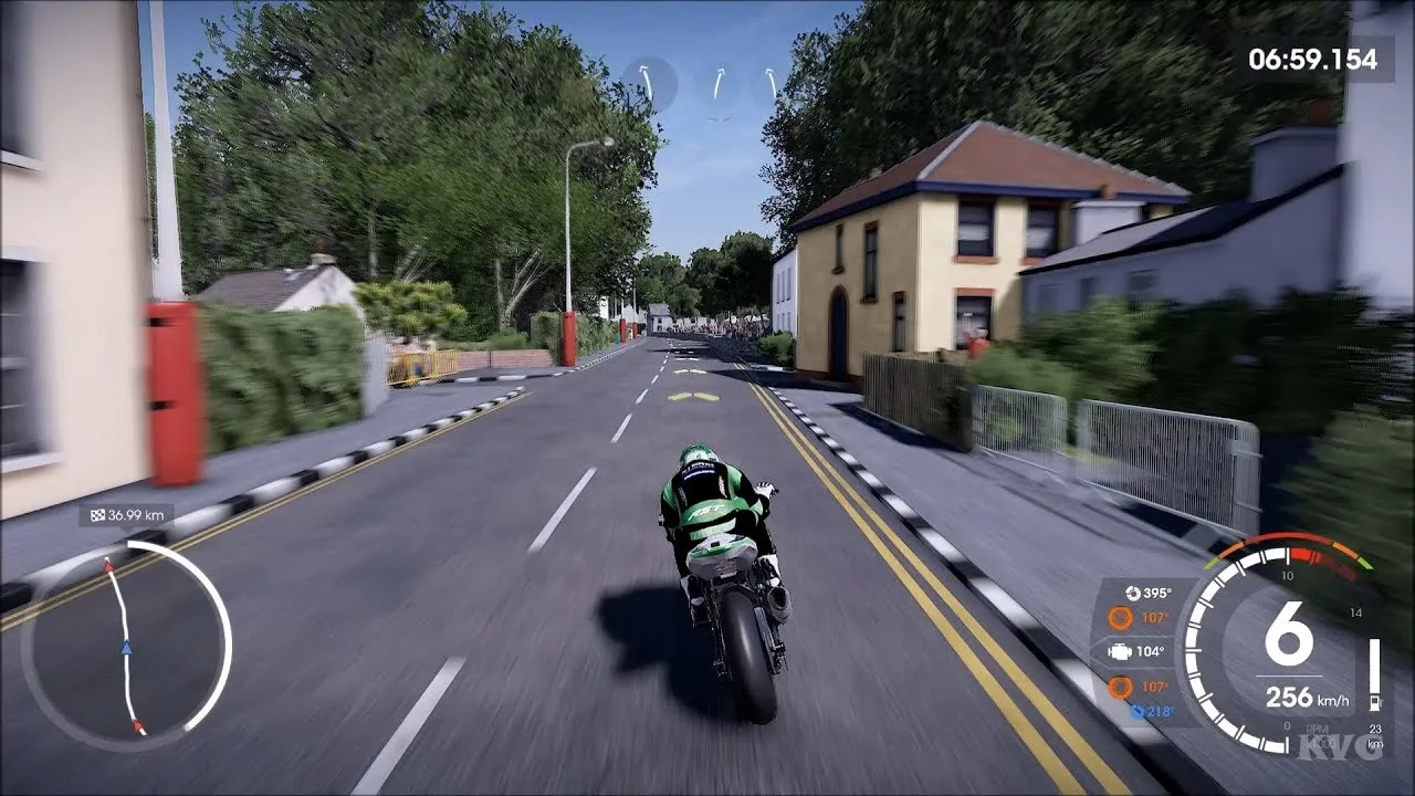 Captura TT Isle Of Man 2 Ride On The Edge – Moto Acelera Por Una Calle Con Casas Laterales Y Cronometro En La Esquina Superior