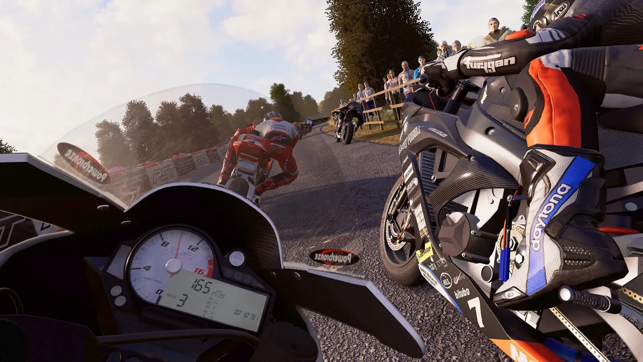 Captura TT Isle Of Man 2 Ride On The Edge – Vista Desde El Asiento De La Moto Mostrando El Velocimetro Y Competidores Girando En Una Curva