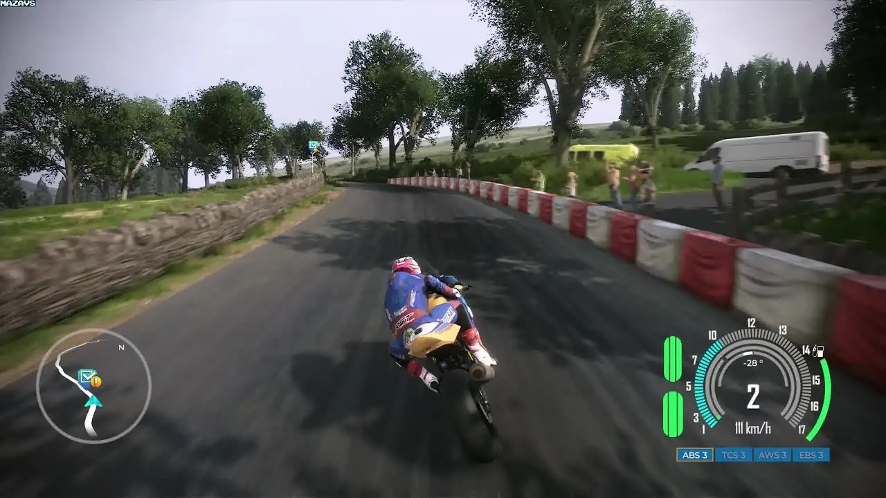 Captura TT Isle Of Man 2 Ride On The Edge – Vista Trasera De La Moto Inclinada En Una Curva Con Indicador De Velocidad E Icono De Ruta