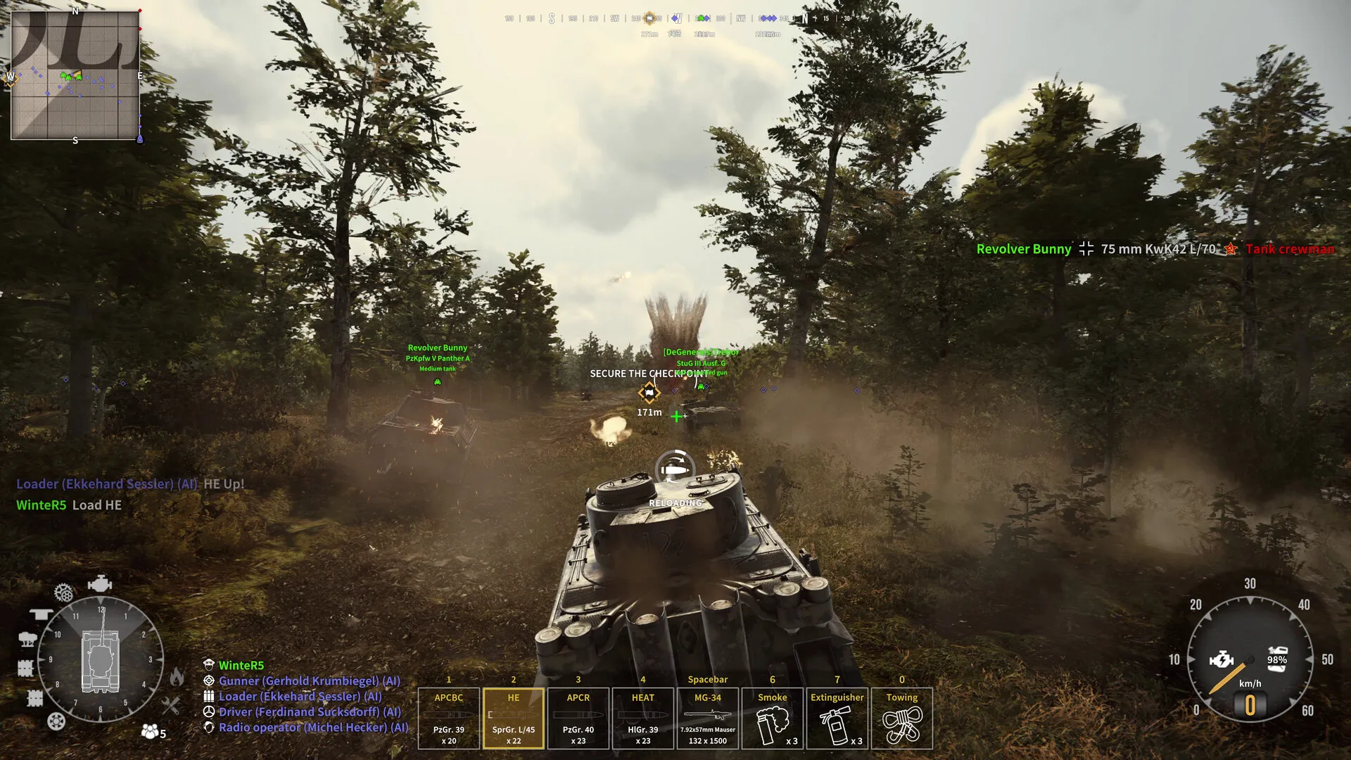 Captura Tank Squad – Vista Desde El Interior De Un Tanque Avanzando Por El Bosque Mientras Se Combate En El Punto De Control