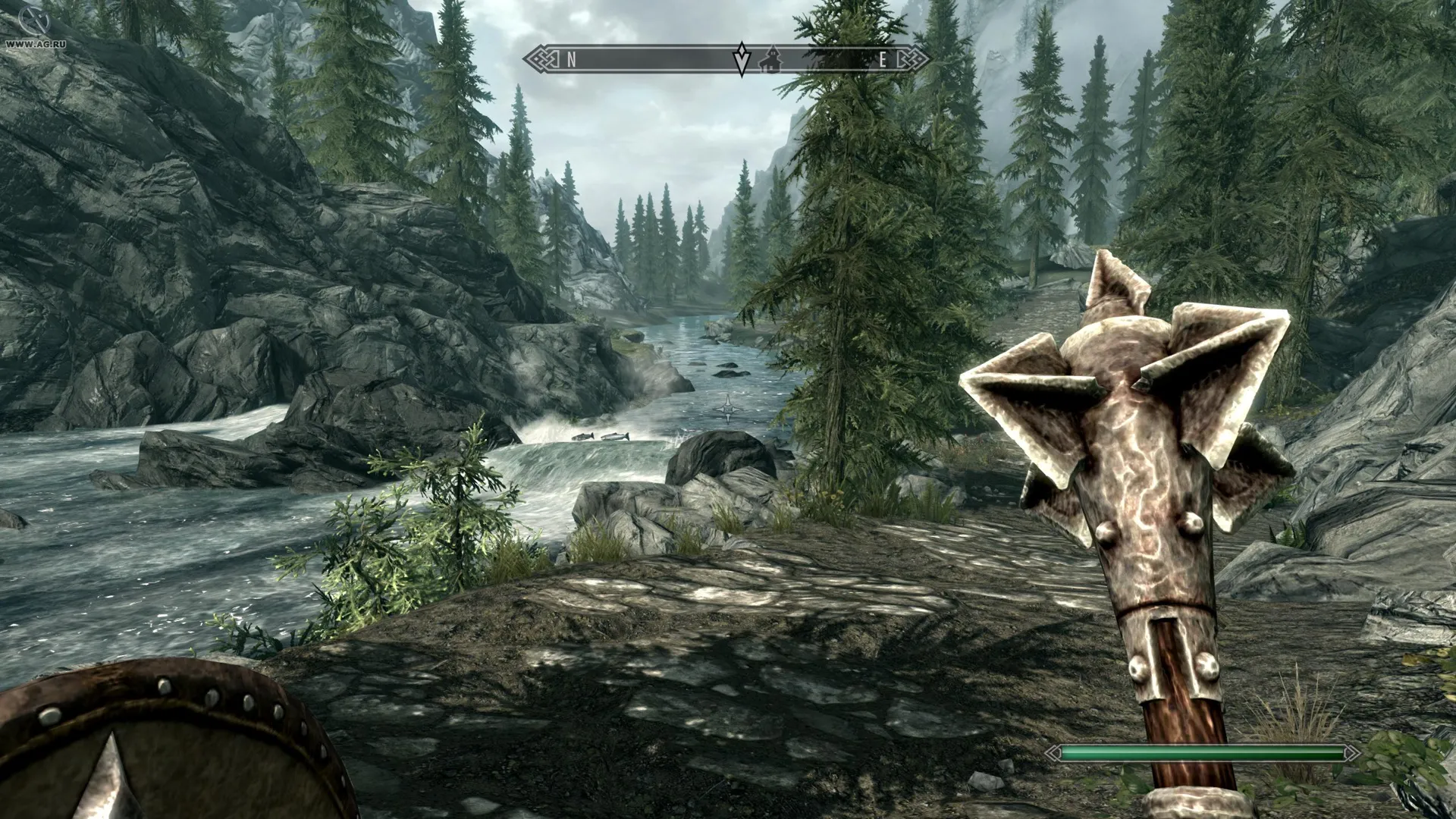 Captura The Elder Scrolls V Skyrim Legendary Edition – Vista En Primera Persona Recorriendo Un Bosque Junto A Un Rio Con Maza Equipada