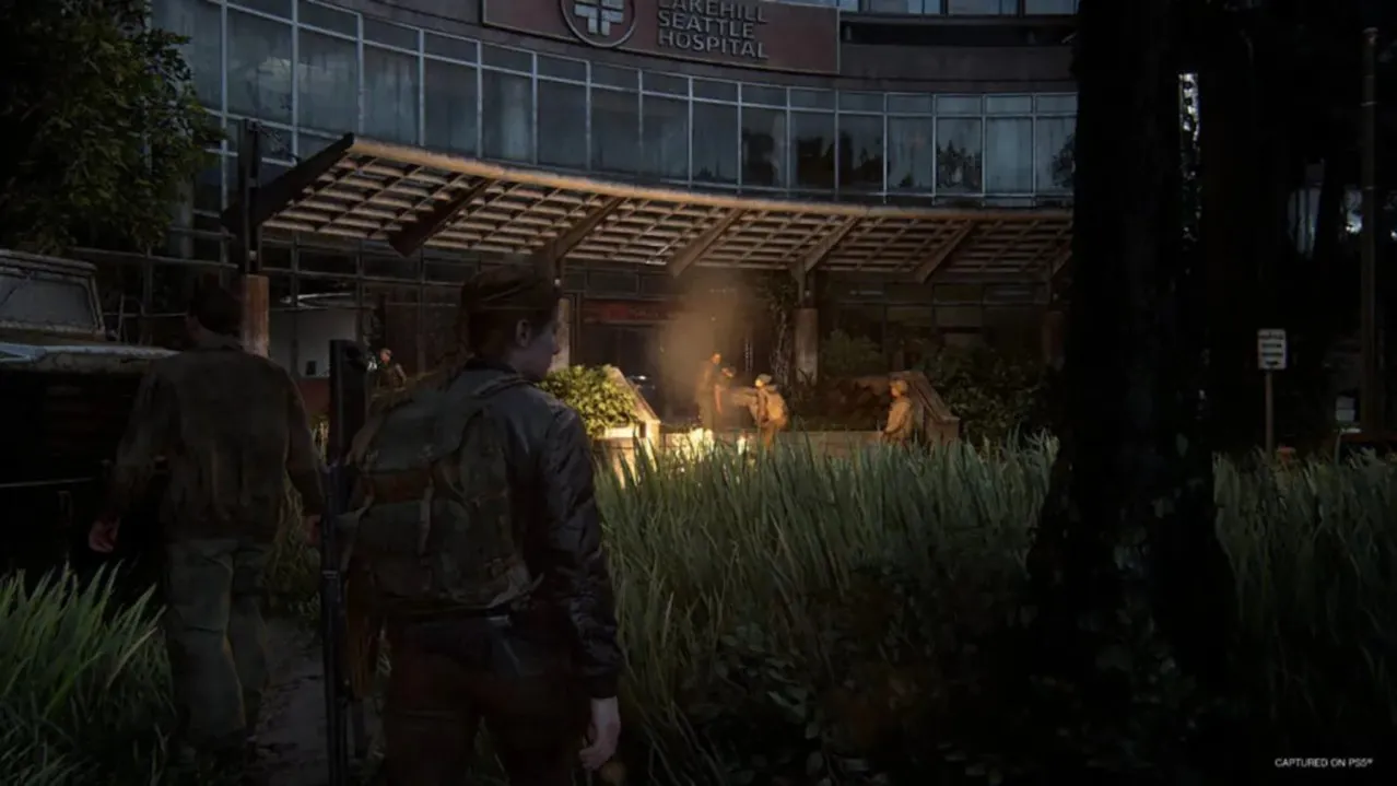 Captura The Last Of Us Part II Remastered – Joel Sentado Toca La Guitarra Mientras Aparece Una Rueda De Acordes Resaltando Em En Pantalla