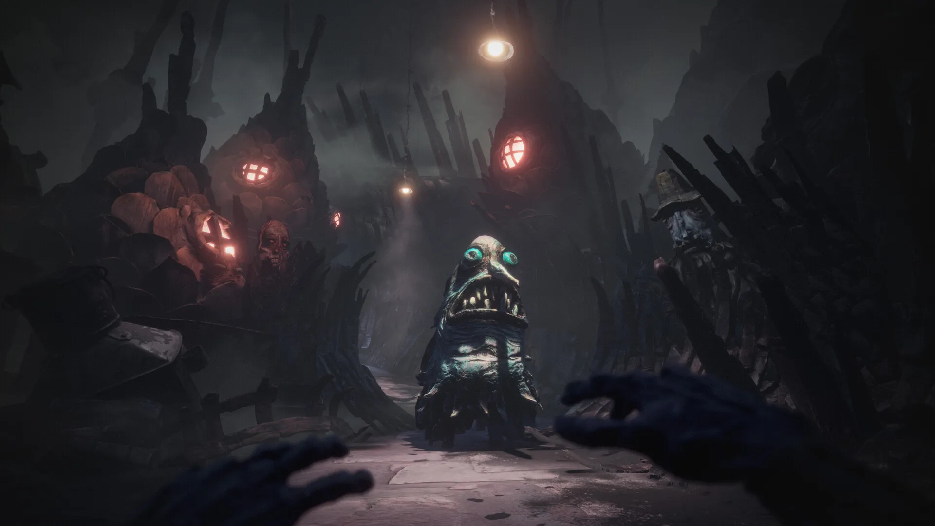 Captura The Midnight Walk – Escena En Primera Persona Con Una Criatura Anfibia Bloqueando Un Camino Iluminado Tenuemente