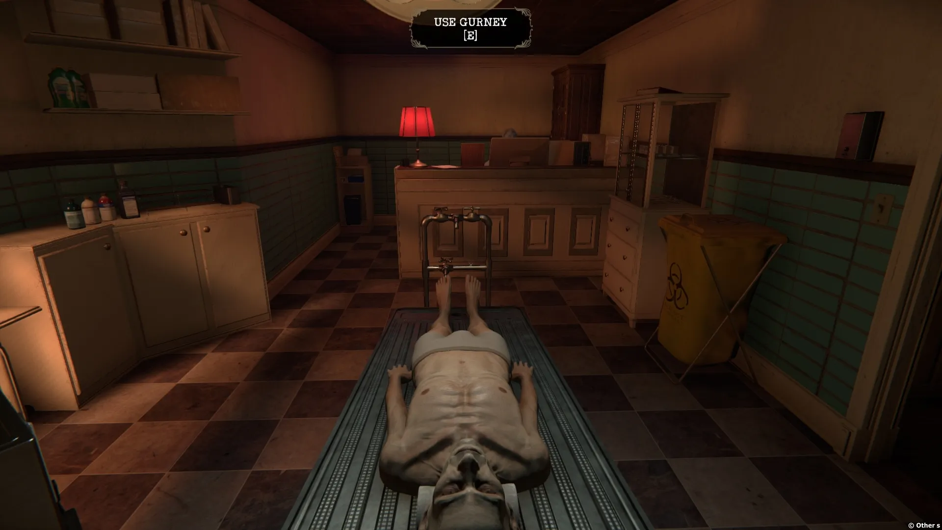 Captura The Mortuary Assistant – Rostro Demoniaco Con Dientes Expuestos Y Fondo Negro Con El Titulo Del Juego