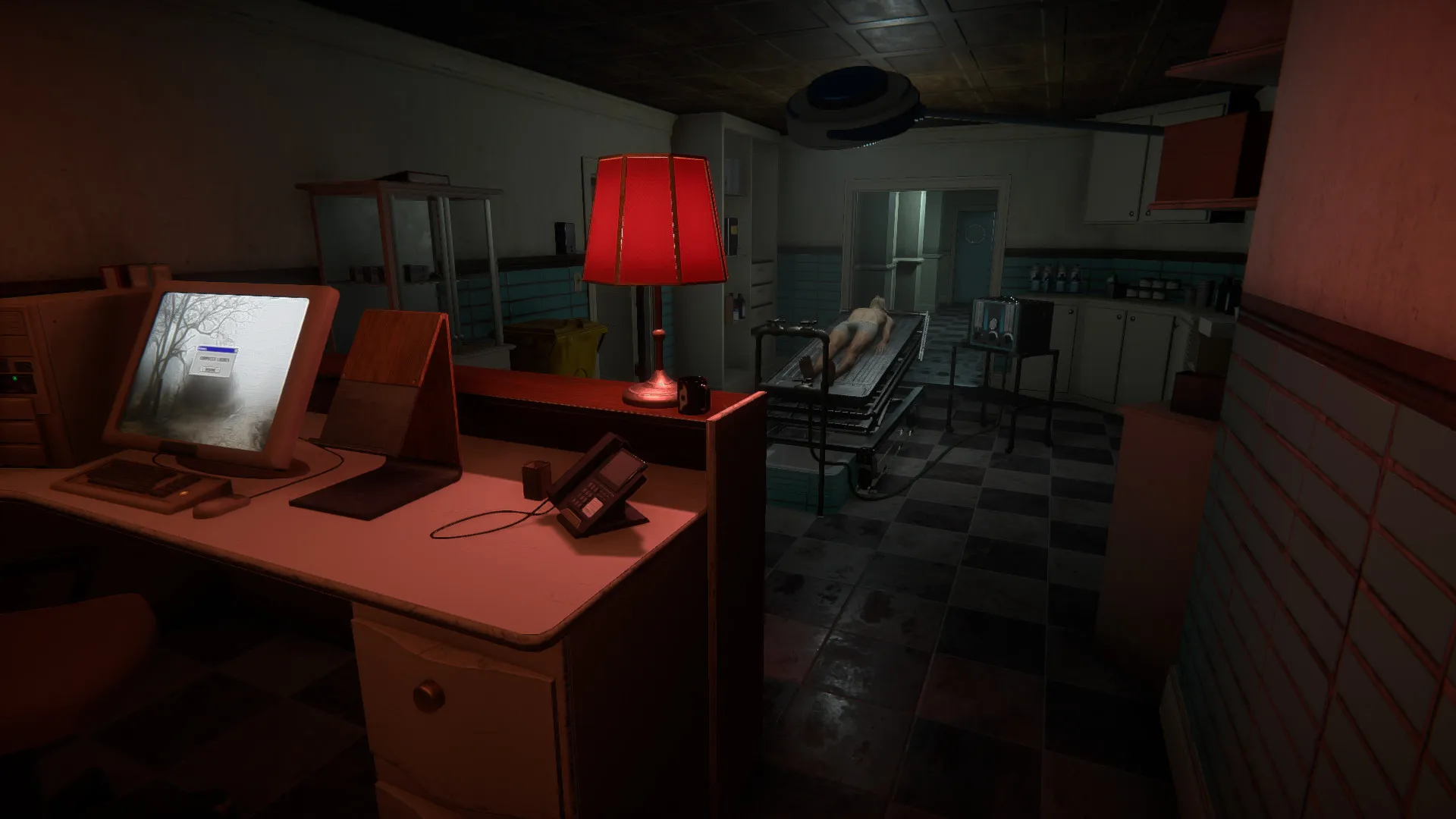 Captura The Mortuary Assistant – Vista Desde Un Escritorio Hacia El Cadaver Tendido En El Fondo Iluminado Por Una Lampara Roja